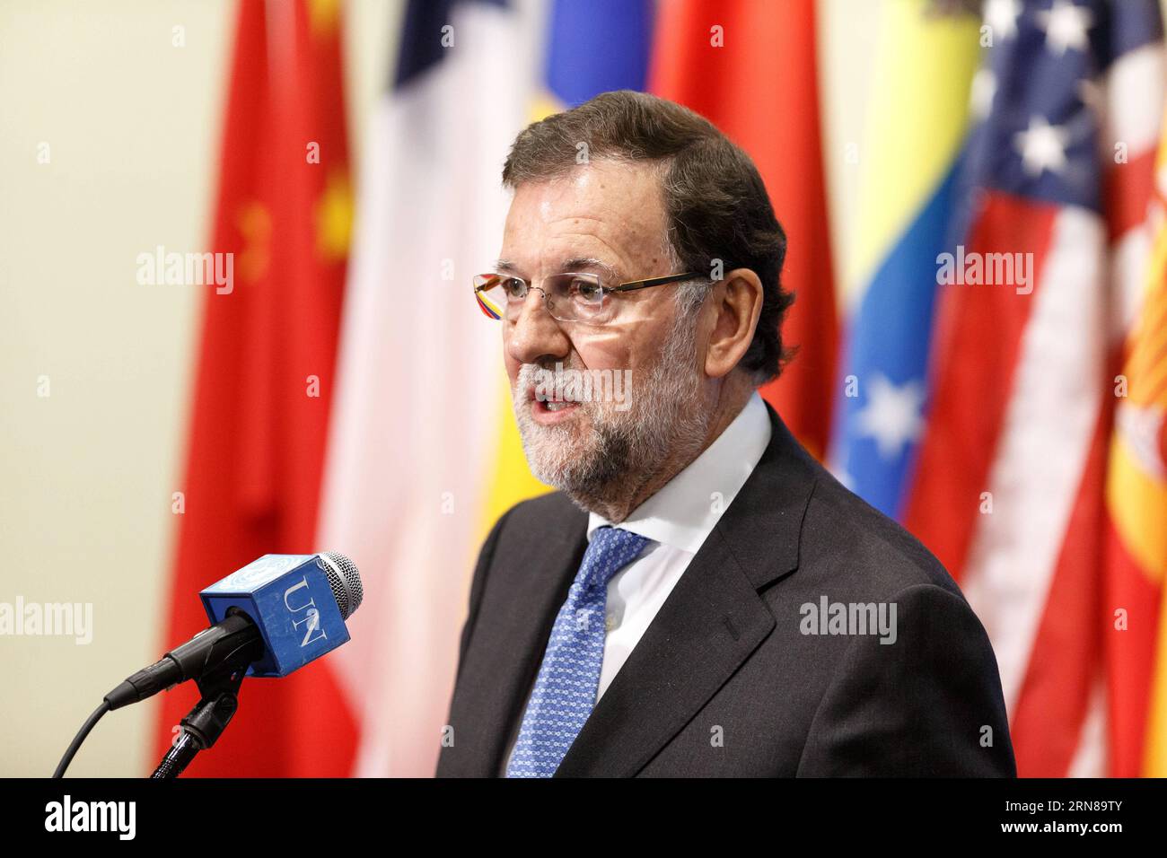 (151013) -- NEW YORK, 13. Oktober 2105 -- der spanische Premierminister Mariano Rajoy Brey spricht vor den Medien über die offene Debatte des Sicherheitsrats über Frauen, Frieden und Sicherheit, um die Umsetzung der Resolution 1325 am 13. Oktober 2015 im Hauptquartier der Vereinten Nationen in New York zu überprüfen. In diesem Monat jährt sich zum fünfzehnten Mal die Verabschiedung dieser Resolution, der ersten Entschließung des Rates, die sich mit den unverhältnismäßigen und einzigartigen Auswirkungen bewaffneter Konflikte auf Frauen befasst. ) UN-NEW YORK-SPAIN-PM-WOMEN-PEACE-SECURITY LixMuzi PUBLICATIONxNOTxINxCHN New YORK OCT 13 2105 spanische Ministerpräsidentin Mariano Rajoy Brey SPE Stockfoto