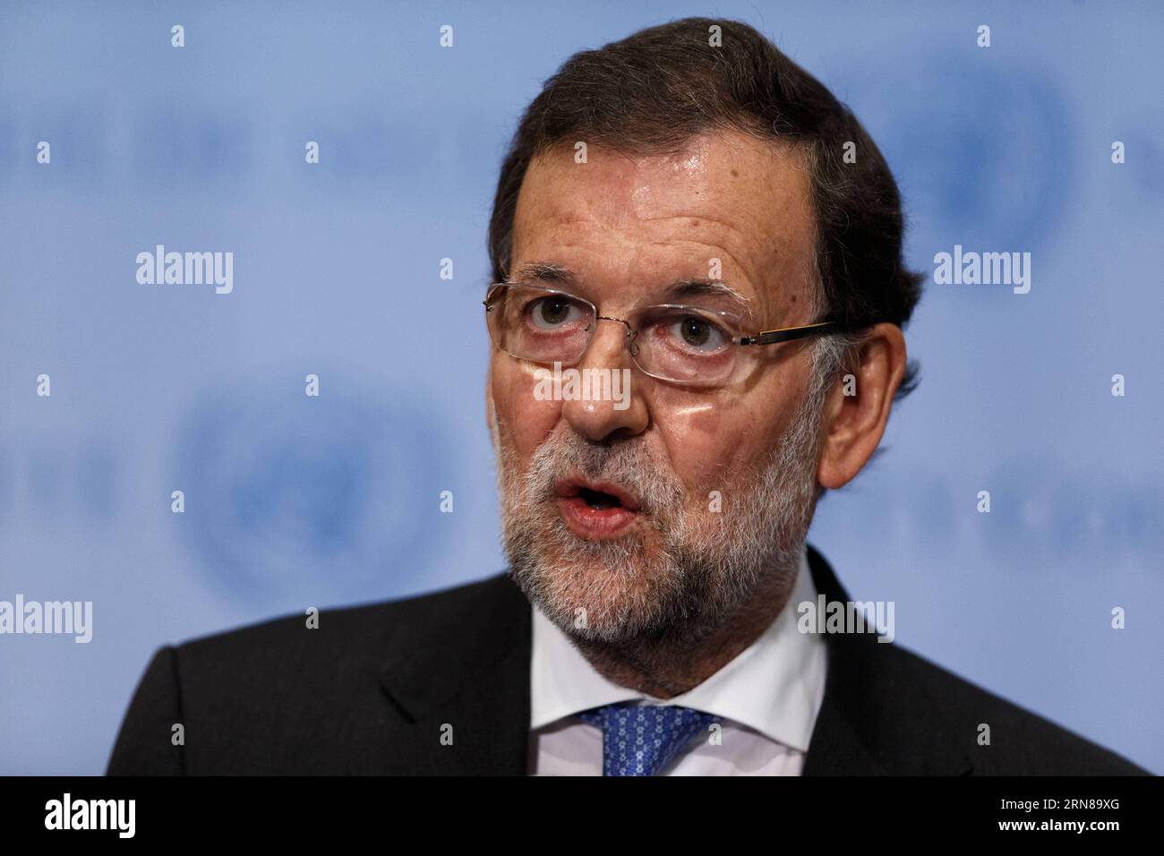 (151013) -- NEW YORK, 13. Oktober 2105 -- der spanische Premierminister Mariano Rajoy Brey spricht vor den Medien über die offene Debatte des Sicherheitsrats über Frauen, Frieden und Sicherheit, um die Umsetzung der Resolution 1325 am 13. Oktober 2015 im Hauptquartier der Vereinten Nationen in New York zu überprüfen. In diesem Monat jährt sich zum fünfzehnten Mal die Verabschiedung dieser Resolution, der ersten Entschließung des Rates, die sich mit den unverhältnismäßigen und einzigartigen Auswirkungen bewaffneter Konflikte auf Frauen befasst. ) UN-NEW YORK-SPAIN-PM-WOMEN-PEACE-SECURITY LixMuzi PUBLICATIONxNOTxINxCHN New YORK OCT 13 2105 spanische Ministerpräsidentin Mariano Rajoy Brey SPE Stockfoto