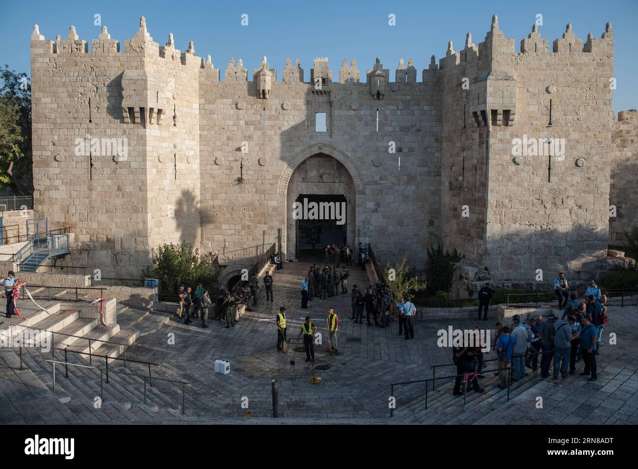 (151014) -- JERUSALEM, 14. Oktober 2015 -- Arbeiter säubern die Blutflecken an der Stelle eines Angriffs auf das Damaskustor in der Altstadt von Jerusalem, am 14. Oktober 2015. Ein Palästinenser, der anscheinend versuchte, Israelis am Damaskustor in der Altstadt von Jerusalem zu erstechen, wurde am Mittwoch von Polizeibeamten erschossen und getötet. Bei dem Vorfall wurden keine weiteren Verletzungen gemeldet. Der israelische Premierminister Benjamin Netanjahu drängt auf weitere Sicherheitsmaßnahmen, um eine steigende Welle der Gewalt zu bekämpfen, und zwar in einem der tödlichsten Tage der Angriffe auf Israelis im vergangenen Monat. Netanjah Stockfoto