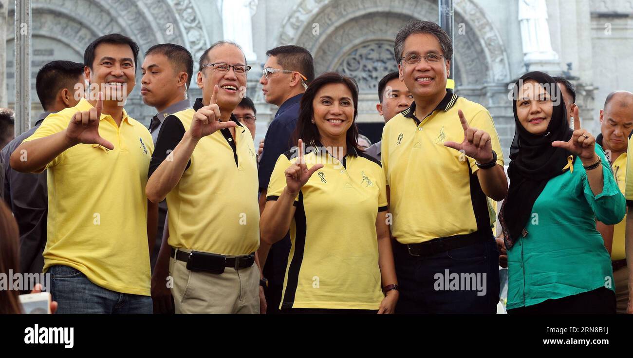 (151015) -- MANILA, 15. Oktober 2015 -- philippinischer Präsident Benigno S. Aquino III (2., L), von der Regierung unterstützter Präsidentschaftskandidat Manuel Mar Roxas II (2., R) und sein amtierender Freund Leni Robredo (3., R) Geste vor der Kathedrale von Manila, während sie zum Gebäude der Kommission für Wahlen gehen, um am 15. Oktober 2015 in Manila, den Philippinen, eine Kandidaturbescheinigung einzureichen. Der von der philippinischen Regierung unterstützte Präsidentschaftskandidat Manuel Mar Roxas II reichte am Donnerstag sein Kandidatenzertifikat (COC) bei der Kommission für Wahlen (Comelec) ein. Roxas Laufkollege, Camarines Sur Repräsentant Leni Stockfoto