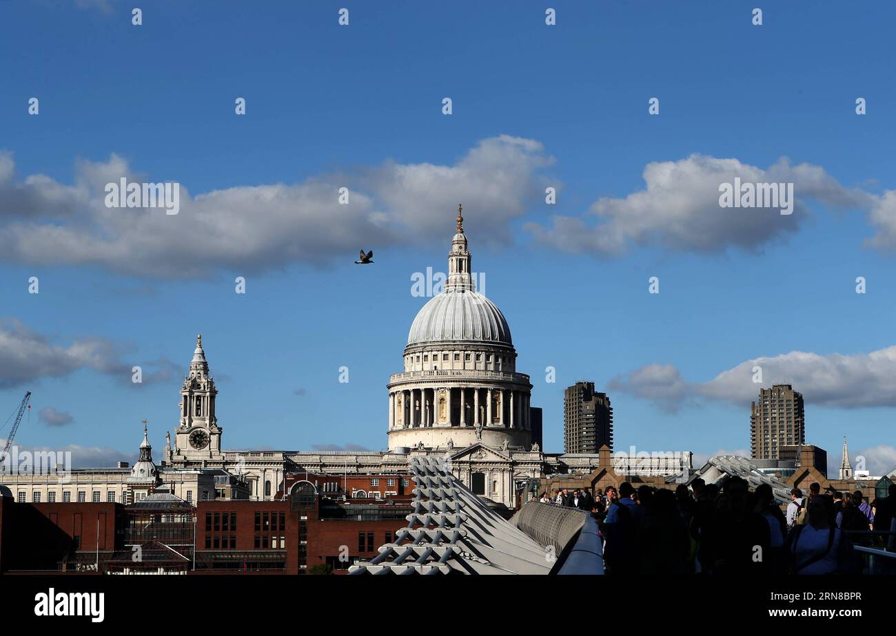 Das Foto vom 27. September 2015 zeigt die St. Paul's Cathedral in London. London im Südosten Englands ist die Hauptstadt des Vereinigten Königreichs. Die an der Themse gelegene Stadt spielt eine Schlüsselrolle in den Finanz-, Handels-, Industrie- und Kulturbereichen der Welt. ) (zcc) UK-LONDON-FEATURES HanxYan PUBLICATIONxNOTxINxCHN Foto aufgenommen AM 27 2015. September zeigt die St Paul S Cathedral in London London im Südosten Englands IST die Hauptstadt des Vereinigten Königreichs Themse die Stadt SPIELT eine Schlüsselrolle in der Welt der Finanzwirtschaft Industrie und Kultur Felder Stockfoto