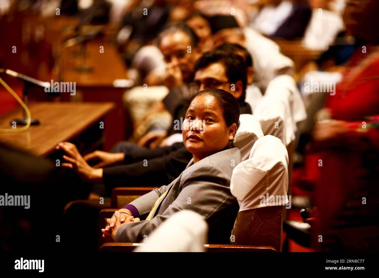 Onsari Gharti Magar (Front) nimmt am 16. Oktober 2015 an der Wahl des parlamentssprechers im parlamentsgebäude in Kathmandu, Nepal, Teil. Onsari Gharti Magar wurde am Freitagabend einstimmig zum Sprecher des nepalesischen Parlaments gewählt. Sie war die erste weibliche Rednerin in der parlamentarischen Geschichte des Himalaya-Landes. NEPAL-KATHMANDU-PARLIAMENT-NEW SPEAKER PratapxThapa PUBLICATIONxNOTxINxCHN Magar Front nimmt an der WAHL des Parlamentspräsidenten IM Parlament Teil Kathmandu Nepal OCT 16 2015 Magar wurde einstimmig zum Sprecher des nepalesischen Parlaments gewählt Stockfoto