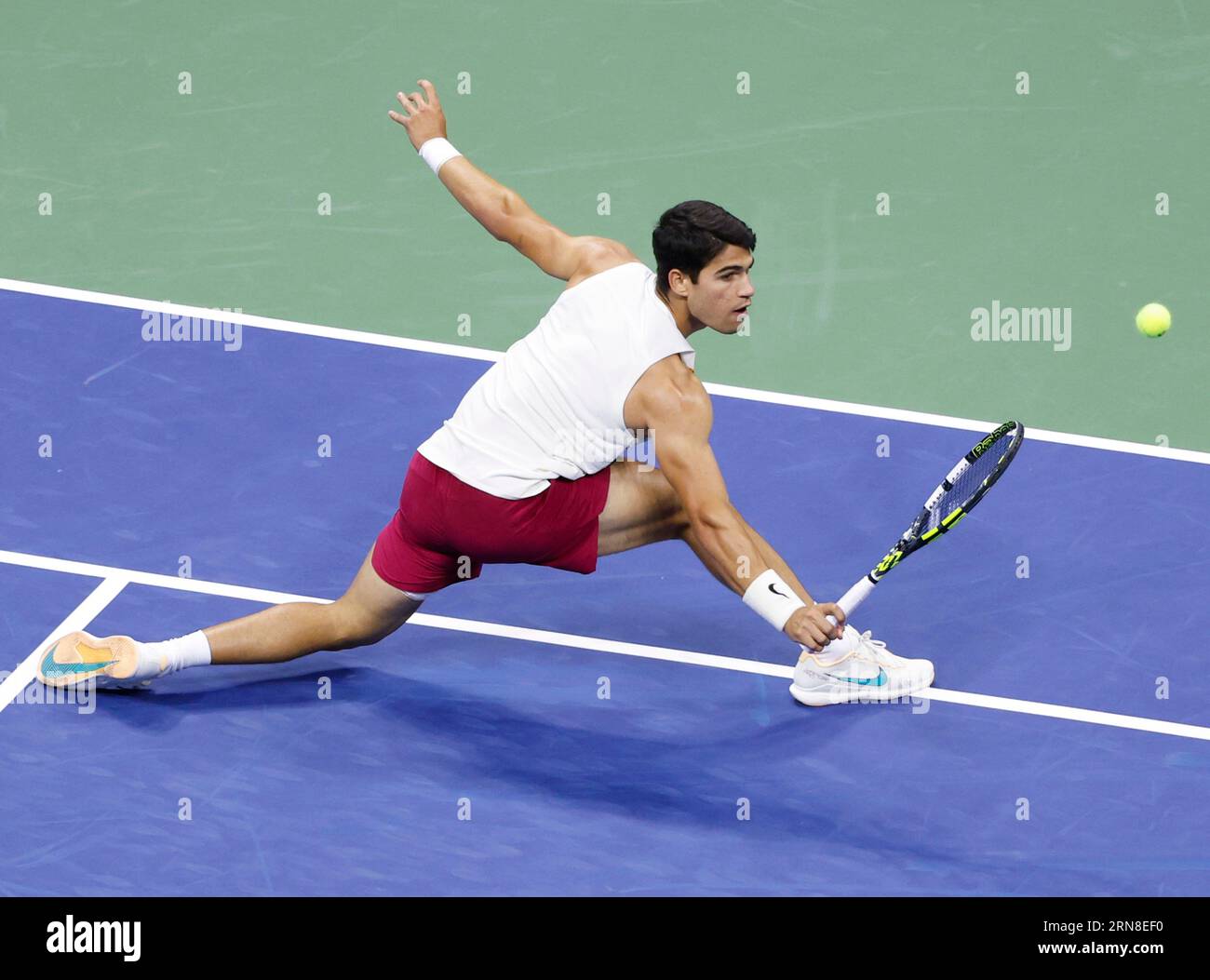 Flushing Meadow, United Erklärte. August 2023 31. Carlos Alcaraz, Spanien, will Lloyd Harris, Südafrika, im zweiten Spiel seiner zweiten Runde im Arthur Ashe Stadium bei den US Open Tennis Championships 2023 im USTA Billie Jean King National Tennis Center am Donnerstag, den 31. August, einen Ball zurückgeben. 2023 in New York City. Foto von John Angelillo/UPI Credit: UPI/Alamy Live News Stockfoto