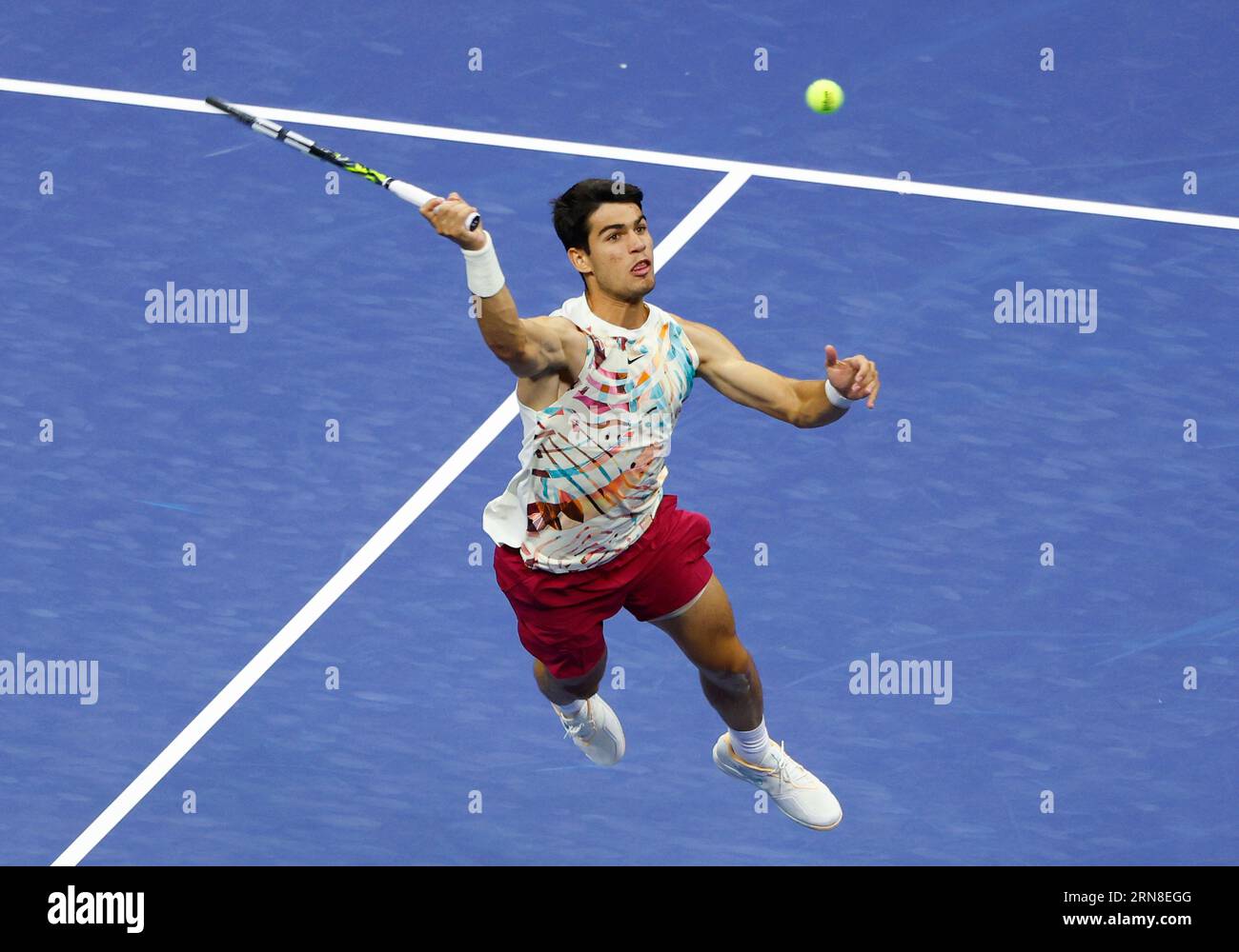 Flushing Meadow, United Erklärte. August 2023 31. Carlos Alcaraz aus Spanien sprungt im ersten Satz gegen Lloyd Harris aus Südafrika in ihrem Spiel in der zweiten Runde im Arthur Ashe Stadium bei den US Open Tennis Championships 2023 im USTA Billie Jean King National Tennis Center am Donnerstag, den 31. August, um einen Overhead. 2023 in New York City. Foto von John Angelillo/UPI Credit: UPI/Alamy Live News Stockfoto