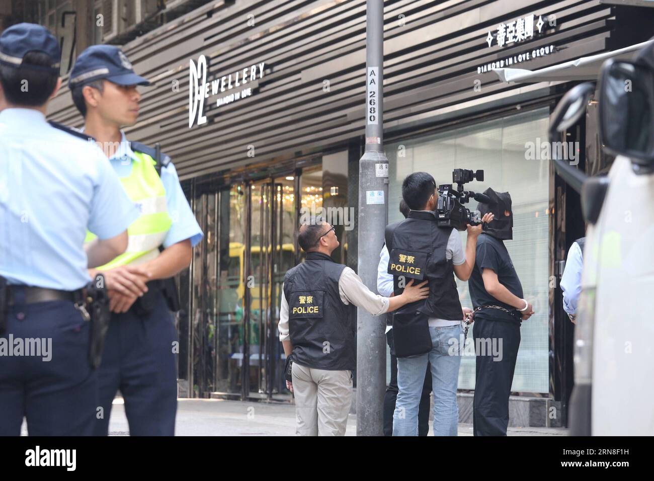 (151021) -- HONG KONG, 21. Oktober 2015 -- die Polizei von Hongkong bringt einen Verdächtigen zur Untersuchung zum Vorfall zurück in Hongkong, Südchina, 21. Oktober 2015. Ein chinesischer Festlandtourist starb am Dienstagmorgen in einem Krankenhaus in Hongkong, nachdem er am Montag von einer Bande von vier Männern bewusstlos geschlagen worden sein soll, während er in einem Einkaufsstreit vermittelte. ) (wyo) CHINA-HONG KONG-FESTLAND TOURIST DEATH-INVESTIGATION (CN) LuixSiuxWai PUBLICATIONxNOTxINxCHN Hong Kong OCT 21 2015 Hong Kong Police bringt einen Verdächtigen zur Untersuchung in Hong Kong South China OCT 21 2015 A Chinese Main zurück Stockfoto