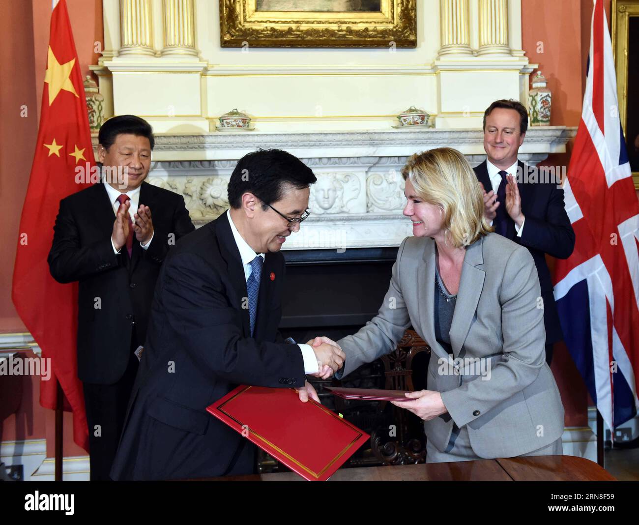 (151021) -- LONDON, 21. Oktober 2015 -- der chinesische Präsident Xi Jinping (L, Back) und der britische Premierminister David Cameron (R, Back) nehmen an einer Unterzeichnungszeremonie bilateraler Kooperationsdokumente nach ihren Gesprächen in der 10 Downing Street in London, Großbritannien, am 21. Oktober 2015 Teil. )(mcg) GROSSBRITANNIEN-LONDON-CHINA-XI JINPING-DAVID CAMERON-TALKS RaoxAimin PUBLICATIONxNOTxINxCHN London OCT 21 2015 der chinesische Präsident Xi Jinping l Back und der britische Premierminister David Cameron r Back nehmen nach ihren Gesprächen IN DER 10 Downing Street in London an einer Unterzeichnungszeremonie DER bilateralen Kooperationsdokumente Teil Großbritannien OCT 21 2015 mcg Brit Stockfoto