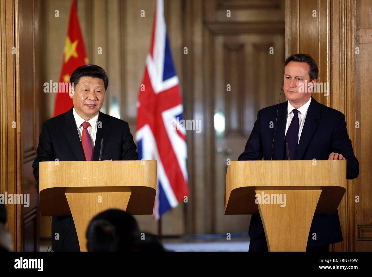 (151021) -- LONDON, 21. Oktober 2015 -- der chinesische Präsident Xi Jinping (L) und der britische Premierminister David Cameron treffen Medien nach ihren Gesprächen in der 10 Downing Street in London, Großbritannien, 21. Oktober 2015. )(mcg) GROSSBRITANNIEN-LONDON-CHINA-XI JINPING-DAVID CAMERON-TALKS JuxPeng PUBLICATIONxNOTxINxCHN London OKT 21 2015 der chinesische Präsident Xi Jinping l und der britische Premierminister David Cameron treffen Medien nach ihren Gesprächen in DER Downing Street 10 in London Großbritannien OKT 21 2015 mcg Großbritannien London China Xi Jinping David Cameron Talks JuxATPUxTICxTICNN Stockfoto