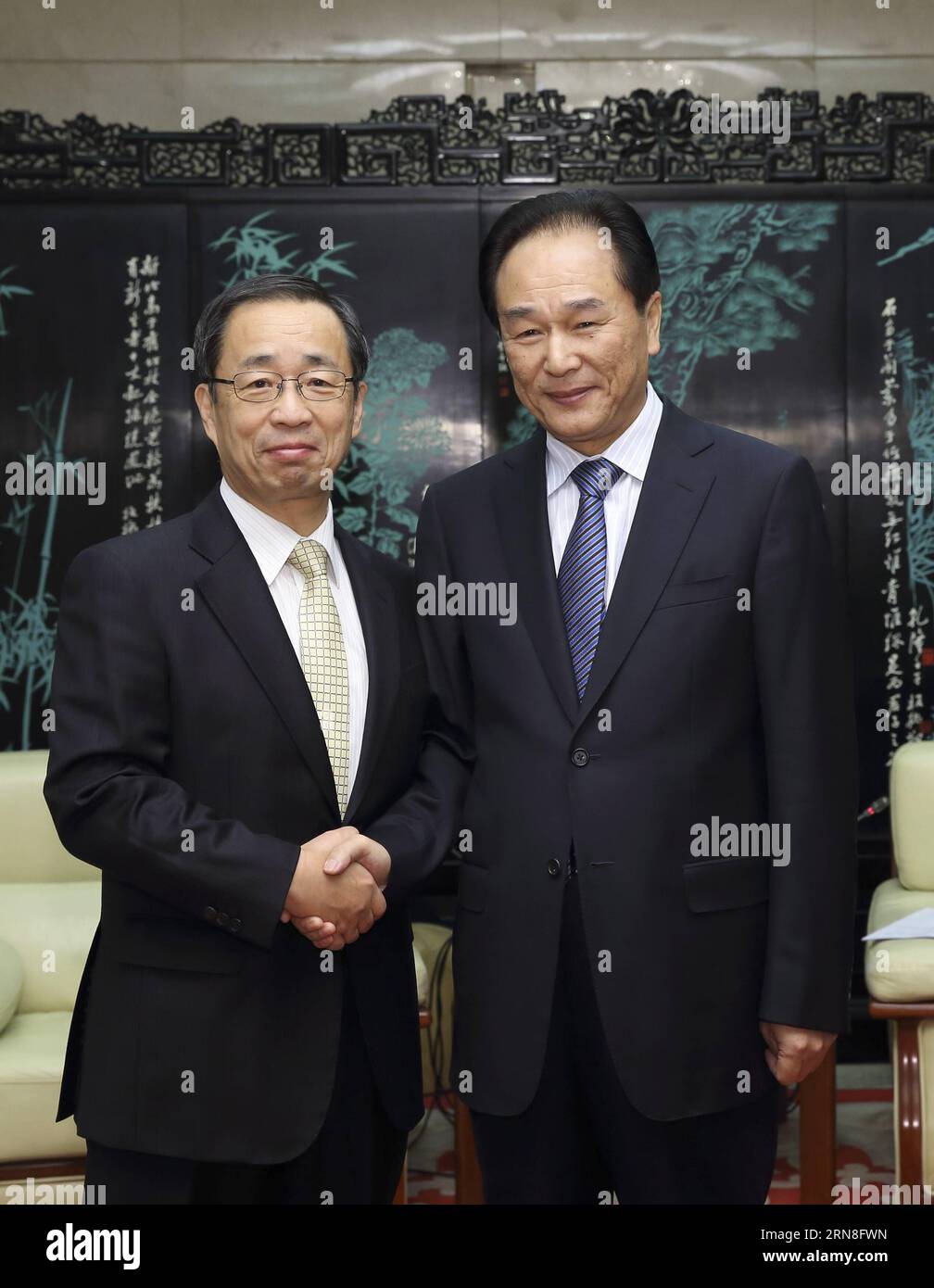 (151022) -- PEKING, 22. Oktober 2015 -- Cai Mingzhao (R), Präsident der Nachrichtenagentur Xinhua, trifft sich mit Yutaka Nishizawa, Präsident der japanischen Jiji Press, in Peking, Hauptstadt Chinas, 22. Oktober 2015. ) (wyo) CHINA-BEIJING-XINHUA-JIJI-PRESIDENT-MEETING (CN) LanxHongguang PUBLICATIONxNOTxINxCHN Peking OKT 22 2015 Cai Mingzhao r Präsident der XINHUA-Nachrichtenagentur trifft Yutaka Nishizawa Präsident von Japan S Jiji Press in Peking Hauptstadt VON China OKT 22 2015 JINICATICICINNCHIONCHIXHINNCHIJI-Treffen mit dem Präsidenten von JIXINJI-JIXINNCHIXIXIXUXIXIXIXIJI Stockfoto