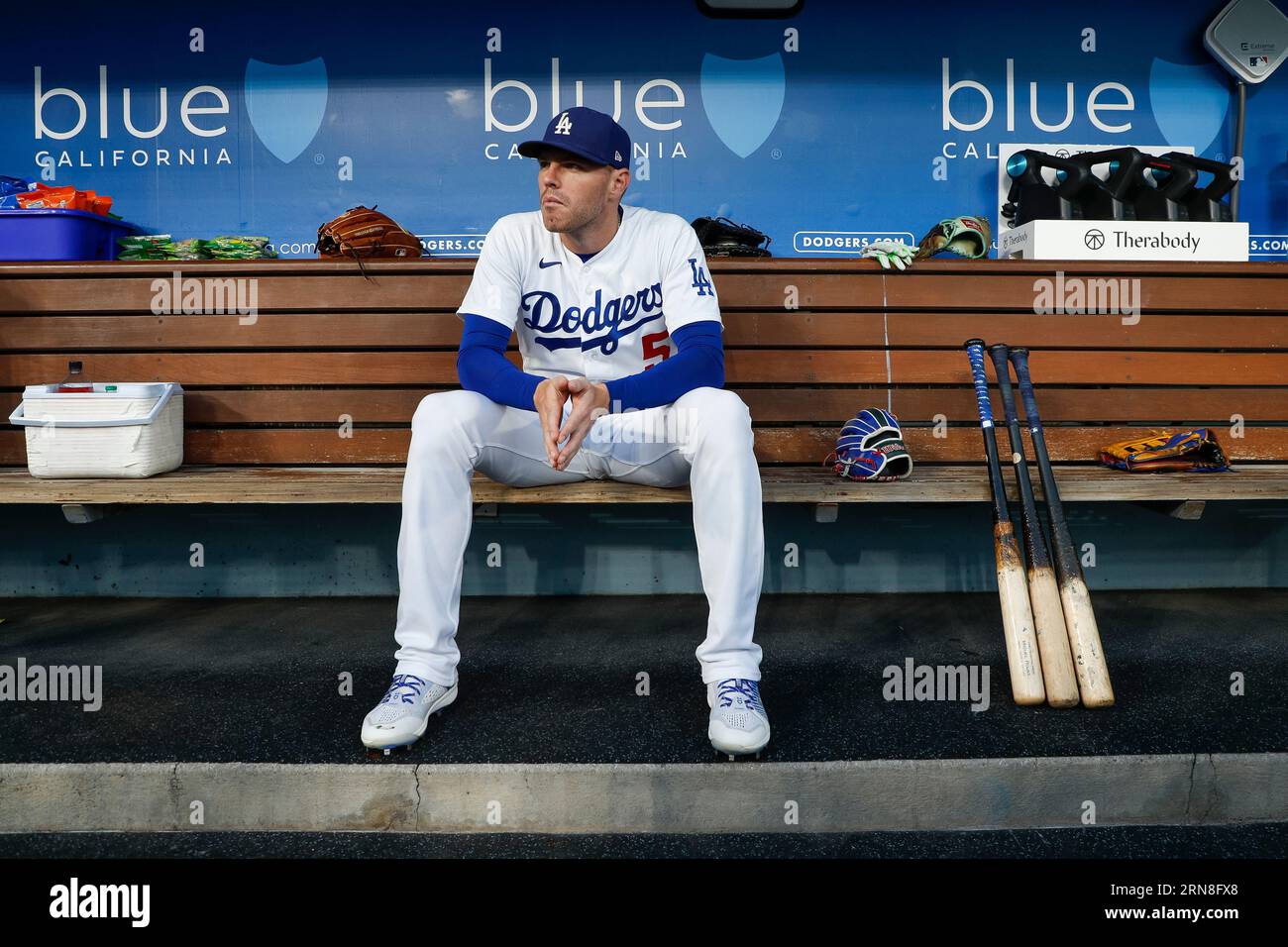 Los Angeles Dodgers erster Baseman Freddie Freeman (5) sitzt im Dugout vor einem regulären Saisonspiel zwischen den Arizona Diamondbacks und Los Angel Stockfoto