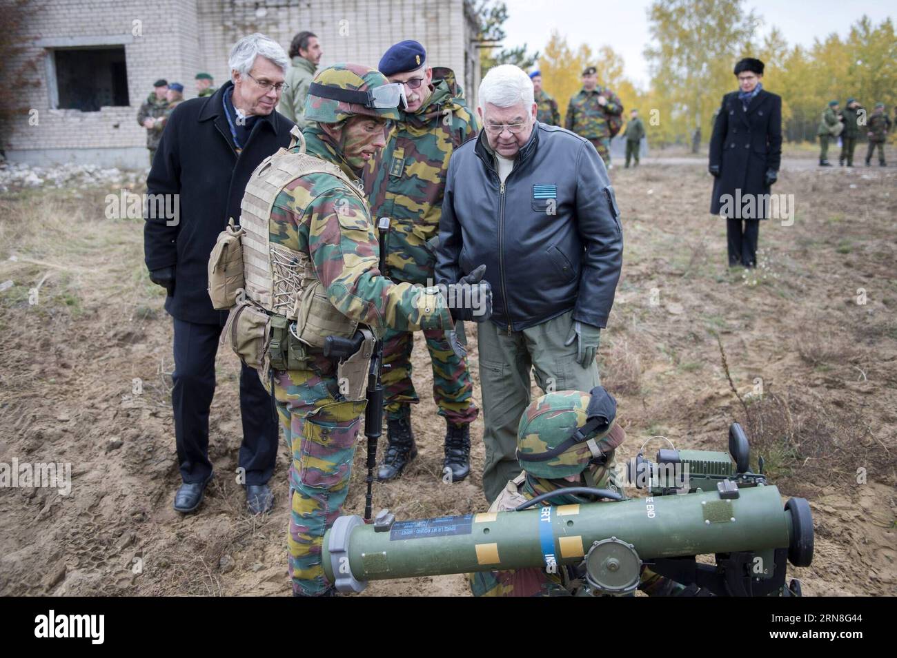 (151022) -- RUKLA (LITAUEN), 22. Oktober 2015 -- Stabschef von Luxemburg Romain Mancinelli (2. L) und Chef der Verteidigung Belgiens General Gerard Van Caelenberge (1. R) beobachten eine militärische Übung namens Baltic Piranha in Rukla, Litauen, 22. Oktober 2015. Über 300 Soldaten aus Belgien und Luxemburg und rund 200 aus Litauen und den USA nehmen vom 4. Oktober bis zum 28. Oktober an der Übung Baltic Piranha in Litauen Teil. LITAUEN-RUKLA-MILITÄRÜBUNG-OSTSEE PIRANHA AlfredasxPliadiss PUBLICATIONxNOTxINxCHN Rukla Litauen OCT 22 2015 Stabschef von Luxemburg Romain 2 Stockfoto