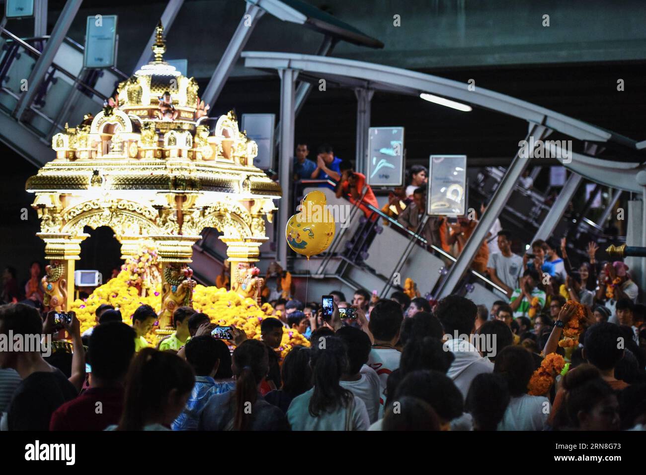 (151023) -- BANGKOK, 23. Oktober 2015 -- Menschen besuchen eine Dussehra-Floßparade in der Innenstadt von Bangkok, Thailand, 22. Oktober 2015. Hindus in Bangkok nahmen am Donnerstagabend an einer Reihe von Festlichkeiten Teil, um Dussehra zu beobachten, ein großes hinduistisches Festival, das Lord Ramas Sieg über Ravana, den zehnköpfigen Dämonenkönig, markiert. Derzeit gibt es über 60.000 Hindus in Thailand, von denen die meisten in Bangkok leben. ) THAILAND-BANGKOK-HINDUISM-DUSSEHRA-FEIER LixMangmang PUBLICATIONxNOTxINxCHN Bangkok OCT 23 2015 Prominente nehmen an einer Dussehra Float Parade in der Innenstadt von Bangkok Thai Country OCT 22 2015 Hindus in Bangkok Jo Teil Stockfoto