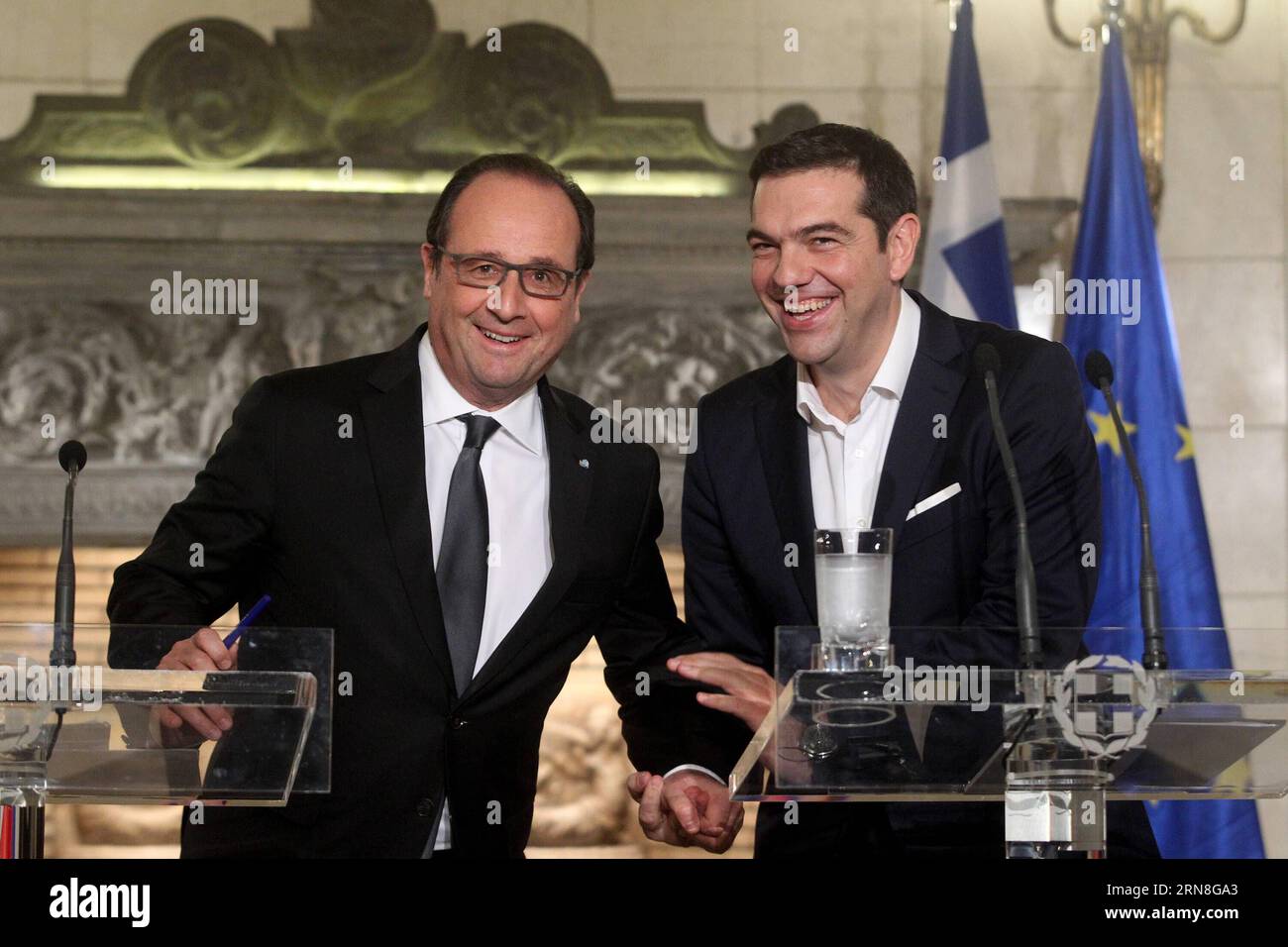 (151023) -- ATHEN, 23. Oktober 2015 -- der griechische Premierminister Alexis Tsipras (R) und der französische Präsident Francois Hollande nehmen am 23. Oktober 2015 an einer Pressekonferenz im Herrenhaus Maximos in Athen, Griechenland, Teil. Der französische Präsident Francois Hollande hat am Freitag den zweiten und letzten Tag seines offiziellen Besuchs hier begonnen, indem er Frankreichs nachdrückliche Unterstützung für die Reformbemühungen Griechenlands zur Überwindung der Schuldenkrise bekräftigte und die Notwendigkeit eines Dialogs über Schuldenerleichterungen bekräftigte, sobald die Griechen die Rettungsverpflichtungen erfüllen. ) GRIECHENLAND-ATHEN-FRANKREICH-VISIT MariosxLolos PUBLICATIONxNOTxINxCHN Athen OKT 23 2015 Greek Prime Ministe Stockfoto