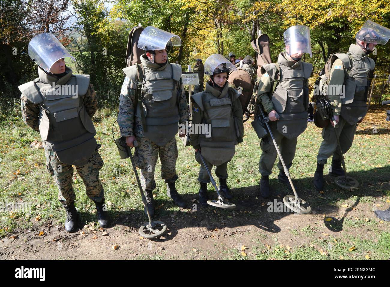 Die Soldaten bereiten sich am 23. Oktober 2015 auf die Minenräumung im Dorf Cifluk bei Travnik (Bosnien und Herzegowina) vor. In Bosnien und Herzegowina gibt es etwa 130.000 noch unentdeckte Landminen, die im Bosnienkrieg der 1990er Jahre entdeckt wurden. Bosnien und Herzegowina plant, die Minenräumarbeiten bis 2019 abzuschließen. ) BOSNIEN UND HERZEGOWINA-TRAVNIK-MINENRÄUMUNG HarisxMemija PUBLICATIONxNOTxINxCHN Soldaten bereiten sich AUF Minenräumung im Dorf bei Travnik Bosnien und Herzegowina BIH AM 23. Oktober 2015 gibt es rund 130 000 unentdeckte Landminen in BIH als Teil der 1990er Jahre war Bosnien und Herzegowina BIH Plan, die Minenräumarbeiten bis 2019 zu beenden Travnik Minenräumung HarisxMemija PUBLICATIONXN Stockfoto