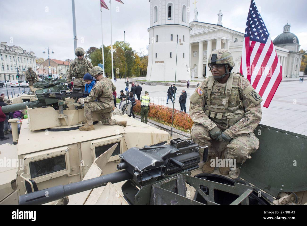 (151024) -- VILNIUS, 24. Oktober 2015 -- US-Truppen der 173. Luftlandebrigade stellen ihre Waffen dem litauischen Volk in Vilnius, Litauen, am 24. Oktober 2015 aus. Die USA begannen seit dem Frühjahr 2014 mit der Entsendung von Rotationstruppen nach Litauen und nahmen gemeinsam an Übungen mit litauischen Truppen sowie mit anderen NATO-Verbündeten Teil. LITAUEN-VILNIUS-US-MILITÄR AlfredasxPliadis PUBLICATIONxNOTxINxCHN Vilnius OCT 24 2015 US-Truppen der 173. Luftlandebrigade stellen ihre Waffen an litauische Prominente in Vilnius aus Litauen OCT 24 2015 US-Truppen entsandten Rotationstruppen nach Litauen S Stockfoto