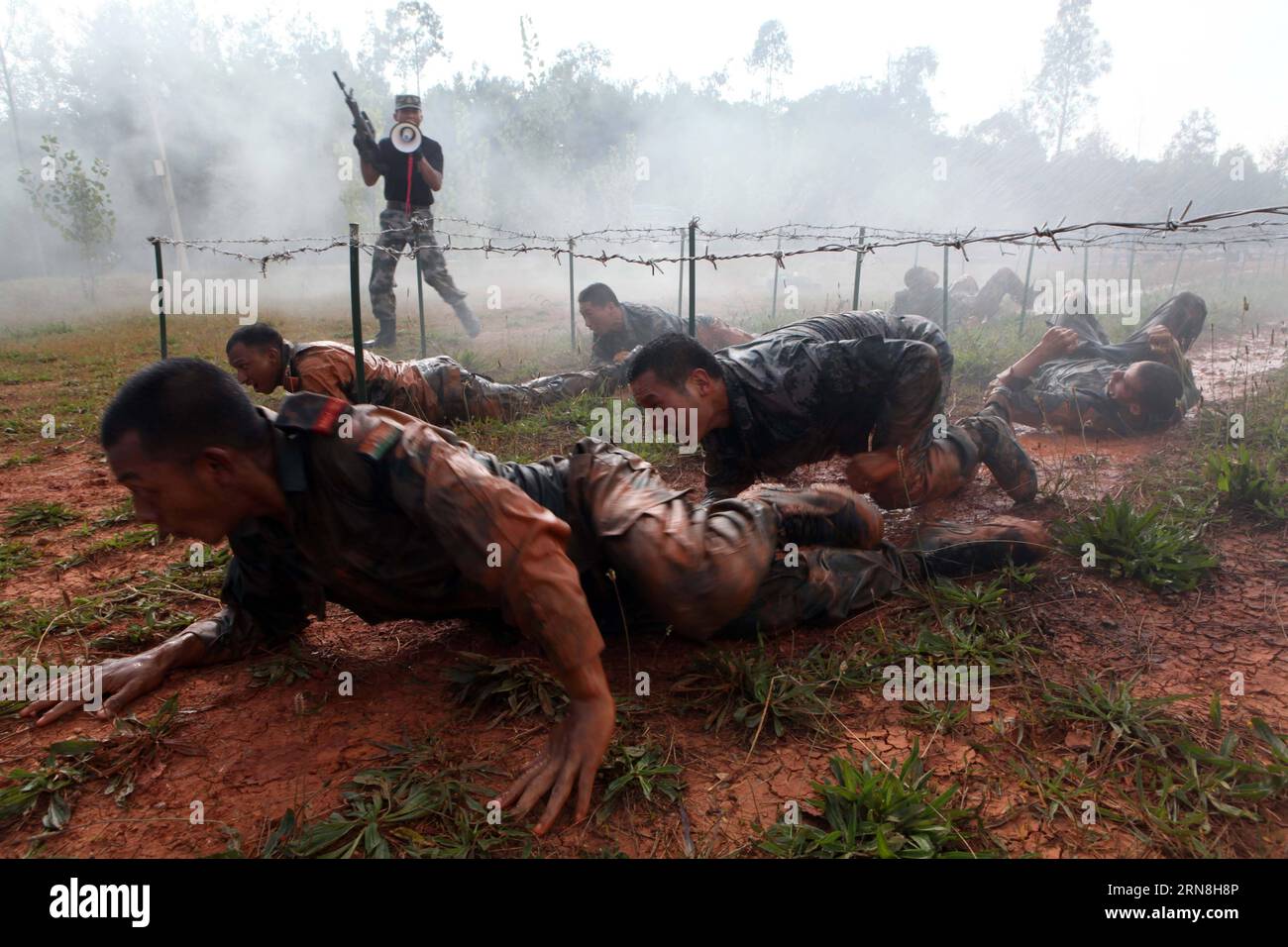 Soldaten nehmen an einem Ausdauer-Training während eines gemeinsamen Anti-Terror-Trainings der chinesischen und indischen Armeen in Kunming, Südwestchinas Provinz Yunnan, 16. Oktober 2015, Teil. Insgesamt nahmen 144 chinesische und 144 indische Soldaten an der Ausbildung Teil, die bis zum 23. Oktober stattfinden sollte. Die integrierte Übung, bei der beide Seiten ein gemeinsames Manöver bohren, begann am Sonntag. Der Bohrer ist der fünfte seiner Art zwischen den Armeen der beiden Länder und der dritte in China. ) (zhs) WÖCHENTLICHE AUSWAHL VON XINHUA-FOTO LingxTao PUBLICATIONxNOTxINxCHN Soldaten nehmen an einem Ausdauer-Training während einer Chines Teil Stockfoto