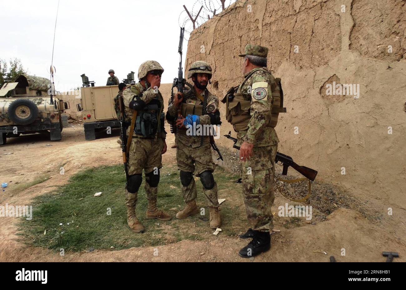 (151025) -- HALMAND, 24. Oktober 2015 -- Polizisten stehen während einer Militäroperation am Stadtrand von Lashkargah in der Provinz Helmand, Afghanistan, 24. Oktober 2015 Wache. Afghanische Sicherheitskräfte haben darauf gedrängt, die Militanten in widerspenstigen Provinzen zu beseitigen, da Taliban-Militanten versucht haben, vor dem Winter in Afghanistan mehr Territorium einzunehmen und ihre Positionen zu festigen. ) AFGHANISTAN-HALMAND-MILITÄROPERATION Safdary PUBLICATIONxNOTxINxCHN OKT 24 2015 Polizisten stehen während einer Militäroperation AM Rande der Provinz Helmand in Afghanistan OKT 24 2015 afghanische Sicherheit für Stockfoto