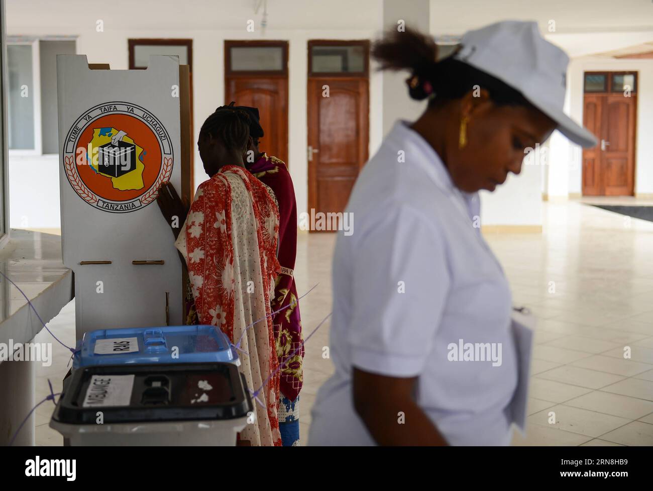 Die Wähler in einem Wahllokal, Dorf Msoga, welches ist die Heimatstadt des tansanischen Präsidenten Jakaya Mrisho Kikwete, in Bagamoyo, Tansania, am 25. Oktober 2015.?mehr als 20 Millionen von einer Bevölkerung von etwa 46 Millionen Tansaniern gingen am Sonntag zu den Wahlen, um den Präsidenten, parlamentsmitglieder und Ratsmitglieder zu wählen.?) AM 25 2015. Oktober 2014 GABEN Prominente IN einem Wahllokal der MSOGA, der Heimatstadt des tansanischen Präsidenten Jakaya Mrisho Kikwete IN Bagamoyo TANZANIA, über 20 Millionen Einwohner von Abou ihre STIMME AB Stockfoto