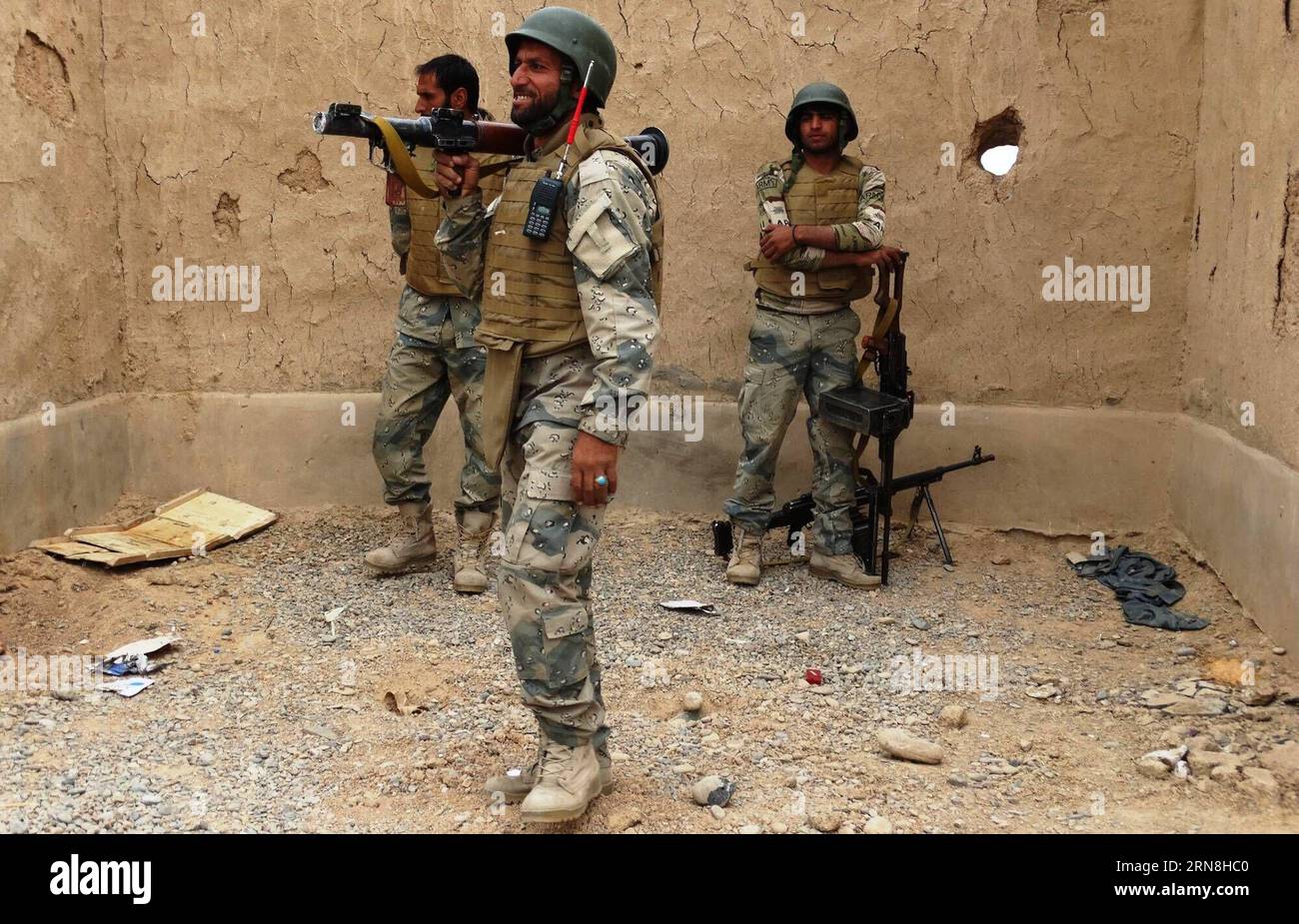 (151025) -- HALMAND, 24. Oktober 2015 -- Polizisten stehen während einer Militäroperation am Stadtrand von Lashkargah in der Provinz Helmand, Afghanistan, 24. Oktober 2015 in ihrem Fort Wache. Afghanische Sicherheitskräfte haben darauf gedrängt, die Militanten in widerspenstigen Provinzen zu beseitigen, da Taliban-Militanten versucht haben, vor dem Winter in Afghanistan mehr Territorium einzunehmen und ihre Positionen zu festigen. ) AFGHANISTAN-HALMAND-MILITÄROPERATION Safdary PUBLICATIONxNOTxINxCHN OKT 24 2015 Polizisten stehen bei ihren Fortschritten während einer Militäroperation AM Rande der AFG in der Provinz Helmand in Wache Stockfoto