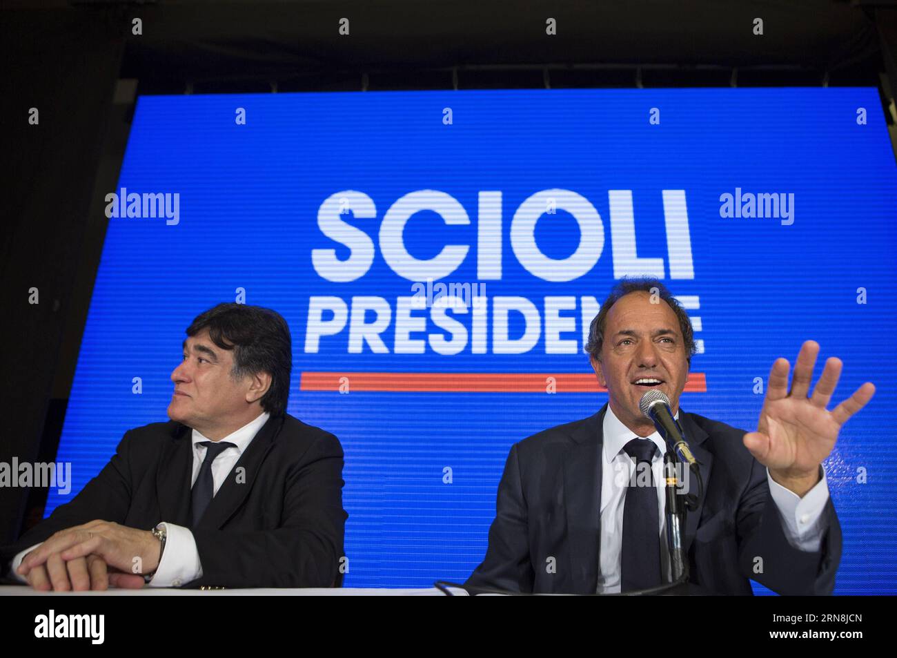 (151026) -- BUENOS AIRES, 26. Oktober 2015 -- Argentiniens Regierungspartei Victory Front, Präsidentschaftskandidat Daniel Scioli (R), nimmt am 26. Oktober 2015 in Buenos Aires, Argentinien, an einer Pressekonferenz mit seinem Vizepräsidenten Carlos Zanini Teil. Die beiden führenden Präsidentschaftskandidaten Argentiniens nahmen am späten Sonntag an der zweiten Runde der Präsidentschaftswahlen Teil und teilten sich 73,84 Prozent der Stimmen. Der konservative Oppositionskandidat Mauricio Macri hatte mit 35,79 Prozent der Stimmen gegenüber 35,11 Prozent einen leichten Vorsprung gegenüber dem regierenden Kandidaten der Siegesfront Daniel Scioli. Stockfoto