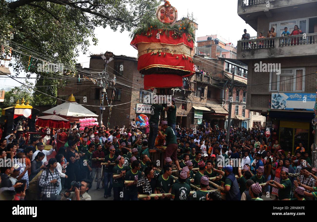 (151028) -- KATHMANDU, 28. Oktober 2015 -- Einheimische tragen einzigartige traditionelle Wagen, die das Hadigaun-Festival in den Straßen von Hadigaun in Kathmandu, Nepal, 28. Oktober 2015 feiern. Das Hadigaun Festival ist ein einzigartiges Festival, das jedes Jahr nach dem Dashain Festival gefeiert wird. Die Einzigartigkeit liegt in den drei Wagen in der Prozession, die auf dem Kopf gehalten werden, mit den Zinnen am Boden. ) NEPAL-KATHMANDU-HADIGAUN FESTIVAL ArchanaxShrestha PUBLICATIONxNOTxINxCHN Kathmandu OCT 28 2015 Einheimische tragen einzigartige traditionelle Chariots feiernden Festival in den Straßen von in Kathmandu Nepal OCT 28 2015 Festi Stockfoto