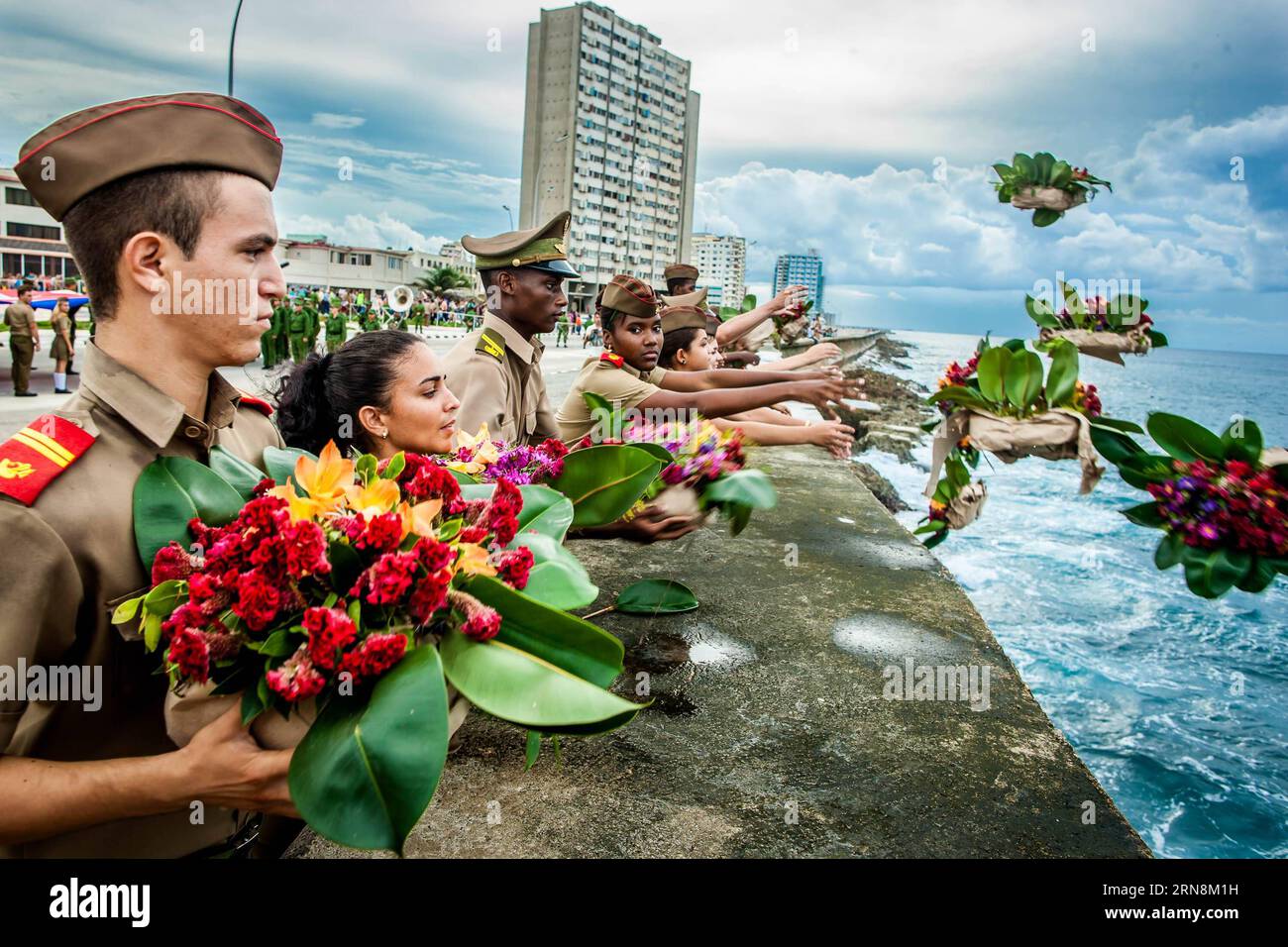 HAVANNA, 28. Oktober 2015 -- Militärschulkadetten werfen Blumen ins Meer während einer Zeremonie zum Gedenken an Camilo Cienfuegos in Havanna, der Hauptstadt von Kuba, am 28. Oktober 2015. Tausende Kubaner marschierten vom Revolutionsplatz zum Meer, um Blumen zum Gedenken an Camilo Cienfuegos am Mittwoch anzubieten. Kuba feierte den 56. Todestag von Camilo Cienfuegos. Camilo ist zusammen mit Fidel Castro und Che Guevara die drei Hauptkommandeure der kubanischen Revolution. Er starb bei einem Flugunfall im Alter von 27 Jahren. Liu bin) KUBA-HAVANNA-CAMILO CIENFUEGOS-MEMORATION liubin PUBLICATIONxNO Stockfoto