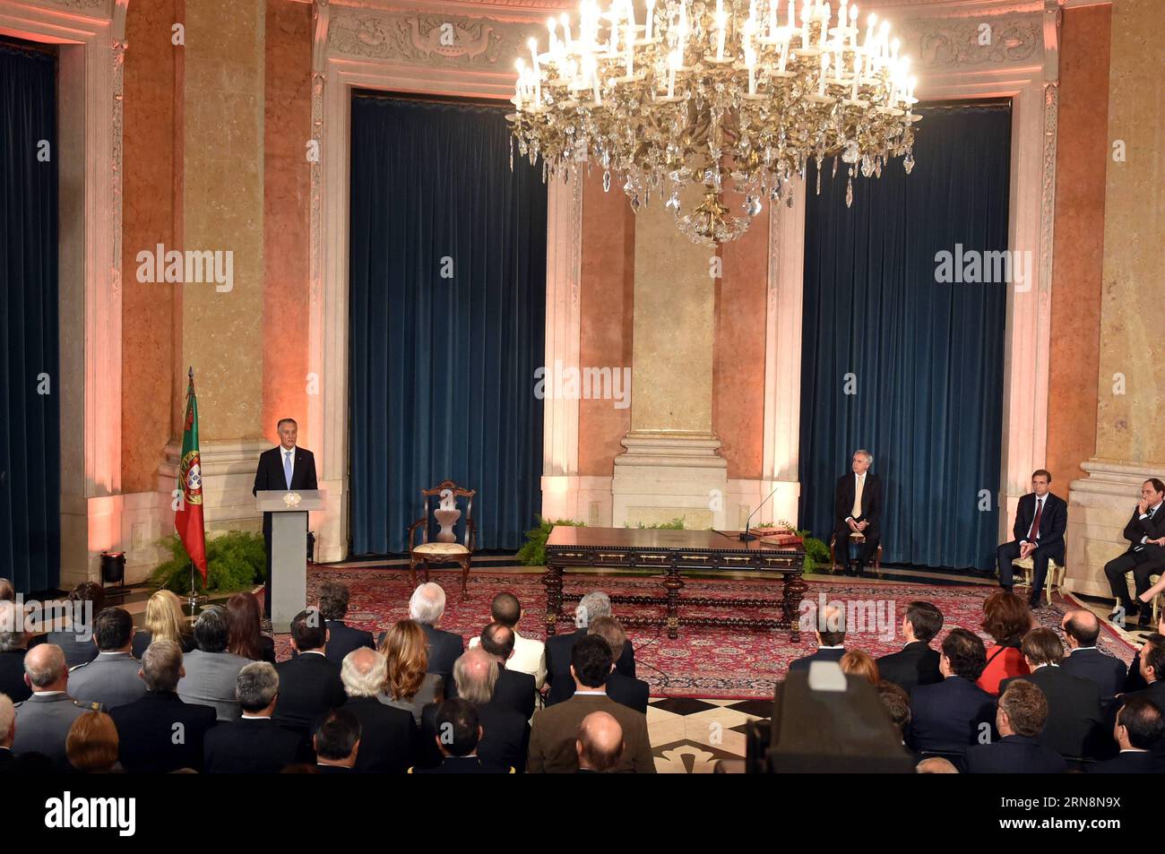 (151031) -- LISSABON, 30. Oktober 2015 -- der portugiesische Präsident Anibal Cavaco Silva spricht während einer Vereidigung im Ajuda-Palast in Lissabon am 30. Oktober 2015. Pedro Passos Coelho wurde am Freitag von Präsident Anibal Cavaco Silva in einer Zeremonie im Ajuda-Palast in Lissabon als Portugals Premierminister der Mitte-Rechts-Koalitionsregierung vereidigt. PORTUGAL-LISSABON-NEW GORVENMENT-FLUCH IN ZhangxLiyun PUBLICATIONxNOTxINxCHN Lissabon OCT 30 2015 der PORTUGIESISCHE Präsident Anibal Cavaco Silva spricht während einer Zeremonie in Schweden IM Ajuda-Palast in Lissabon AM OCT 30 2015 Pedro Passos Coelho WHA Stockfoto