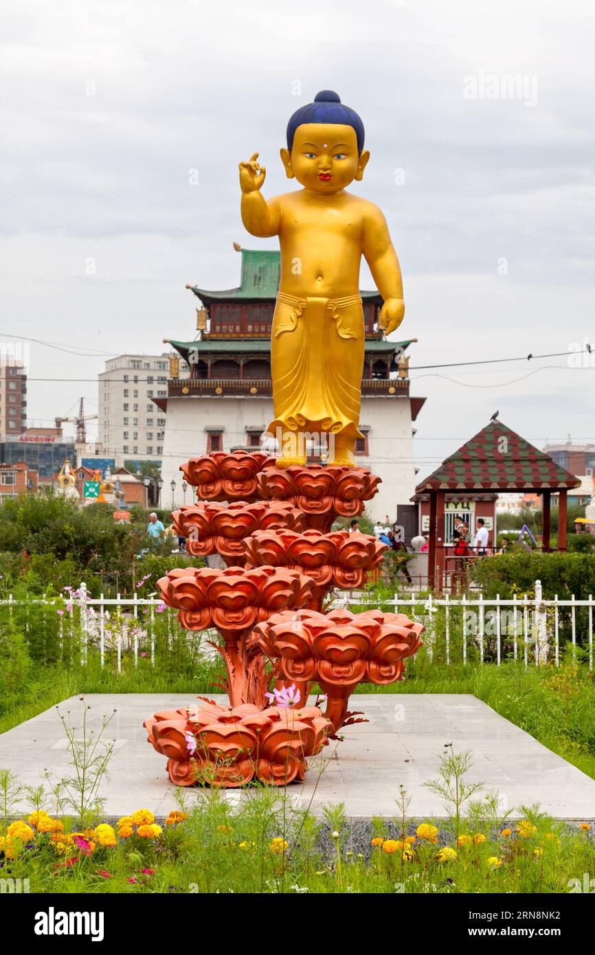 Ulan Bator, Mongolei - Juli 31 2018: Kleine Statue, die einen jungen Buddha am Eingang des Gandantegchinlen-Klosters darstellt (mongolisch: Гандантэ) Stockfoto