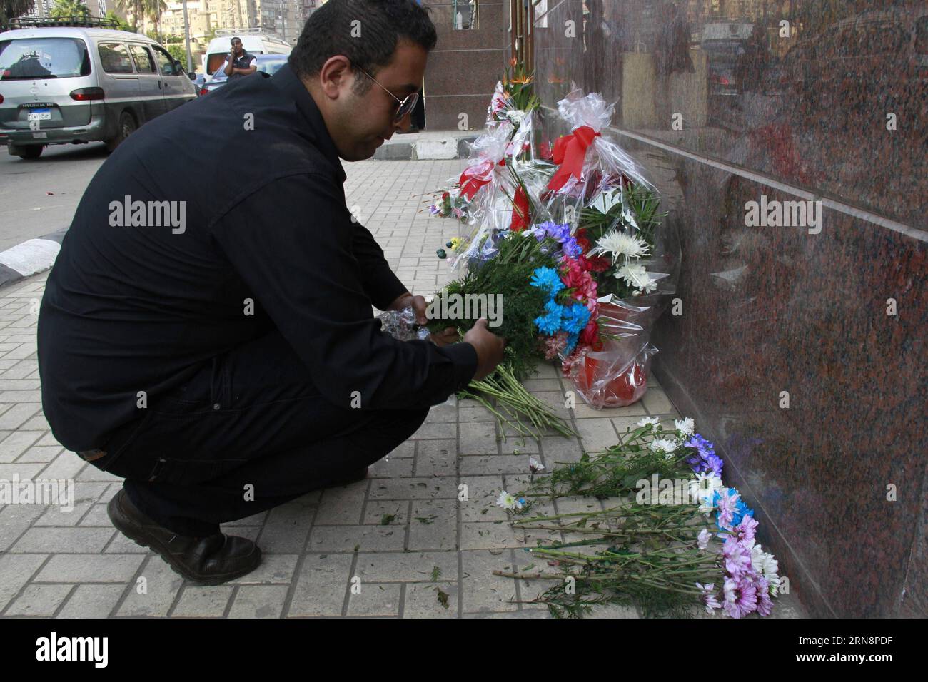 (151101) -- KAIRO, 1. November 2015 -- Ein Mann legt Blumen vor die russische Botschaft, um den Flugzeugabsturzopfern in Kairo, Ägypten, 1. November 2015 zu huldigen. Ägyptische und internationale Ermittler haben am Sonntag begonnen, die Gründe für das russische Flugzeug zu untersuchen, das am Samstag auf der ägyptischen Sinai-Halbinsel abstürzte und alle 224 an Bord tötete. ) ÄGYPTEN-KAIRO-RUSSLAND-FLUGZEUGABSTURZ-TRAUER MahmoudxBakker PUBLICATIONxNOTxINxCHN Kairo 1. November 2015 ein Mann legt Blumen vor die russische Botschaft, um den FLUGZEUGABSTURZ-Opfern in Kairo zu huldigen Ägypten 1. November 2015 Ägyptisch und International Investig Stockfoto