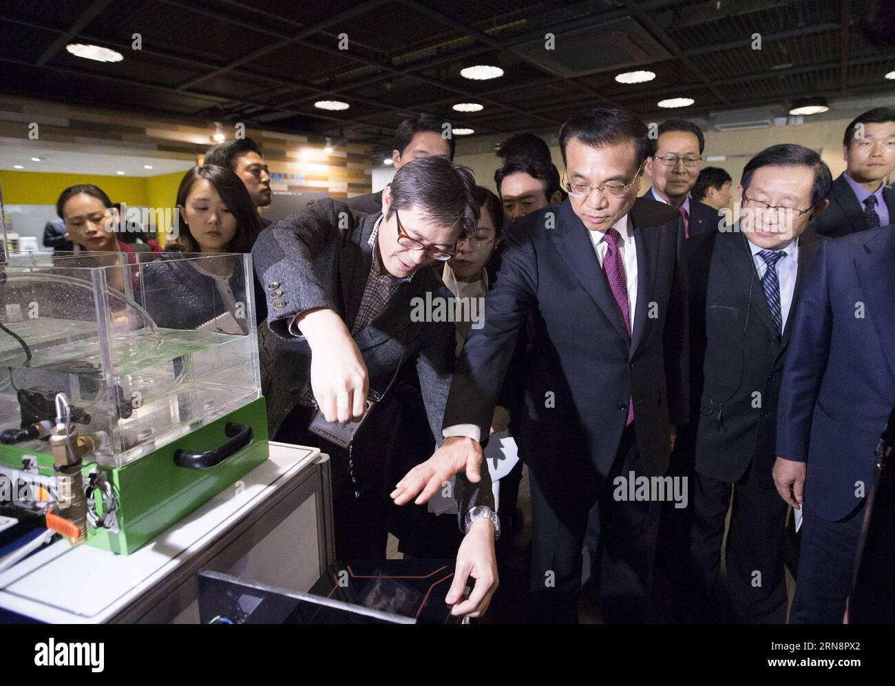 (151102) -- SEOUL, 2. November 2015 -- der chinesische Ministerpräsident Li Keqiang besucht das Gyeonggi Center for a Creative Economy and Innovation in der Provinz Gyeonggi, Südkorea, 2. November 2015. ) (dhf) SÜDKOREA-CHINA-LI KEQIANG-VISIT HuangxJingwen PUBLICATIONxNOTxINxCHN Seoul 2. November 2015 Chinesischer Premierminister links Keqiang besucht das Gyeonggi-Zentrum für eine kreative Wirtschaft und Innovation in der Provinz Gyeonggi Südkorea 2. November 2015 DHF Südkorea China verließ Keqiang Besuch HuangxJingwen PUNOBLATxCHIONxN Stockfoto