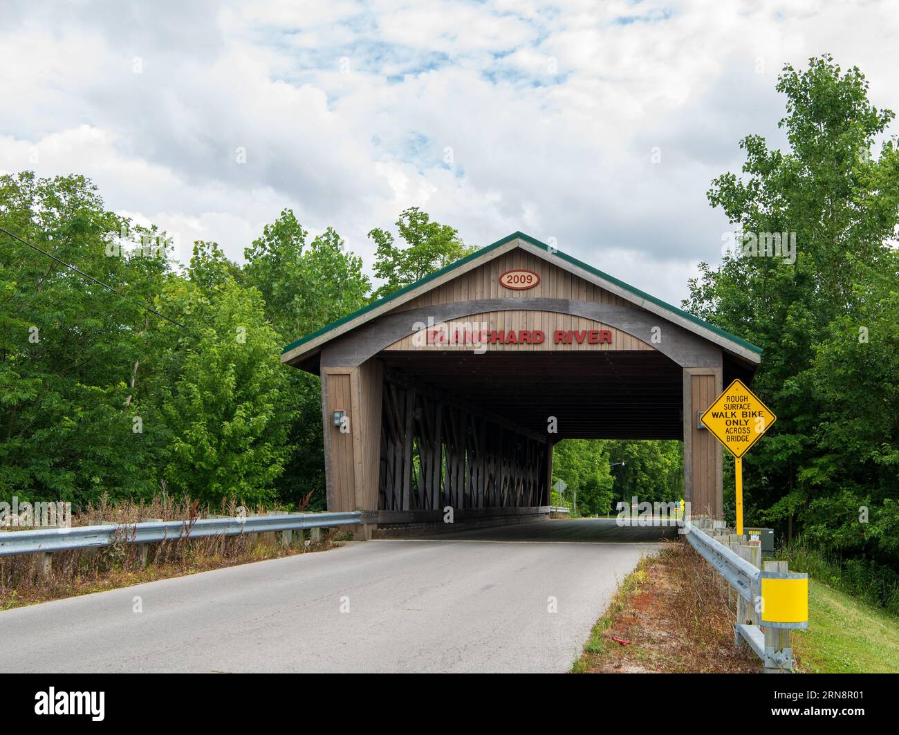Die Brücke # 35-32-21, die Blanchard River überdachte Brücke, wurde 2009 im Pratt-Fachwerkstil gebaut. Er überquert den Blanchard River am Township Highway 241 bei Findl Stockfoto