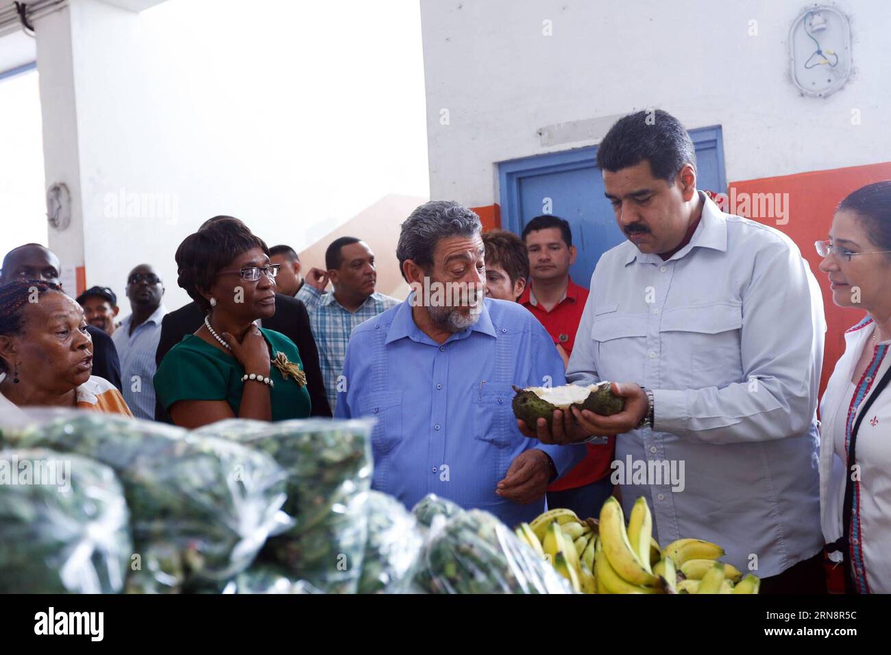 Das Foto zeigt den venezolanischen Präsidenten Nicolas Maduro (2. R), der am 2. November 2015 in Argyle, St. Vincent und den Grenadinen mit dem Premierminister von St. Vincent und den Grenadinen Ralph Gonsalves (C) spricht. Venezuelas Präsident Nicolas Maduro betonte am Montag, dass es dank der Investitionen, die die Regierungen der Karibik gemeinsam getätigt haben, möglich ist, wirtschaftliche Stabilität in der Region zu erreichen. VENEZUELAS PRÄSIDENTSCHAFT) (DA) (SP) NICHT FÜR ARCHIV-NICHT FÜR DEN VERKAUF REDAKTIONELLE VERWENDUNG NUR SAINT VINCENT UND DIE GRENADINEN-ARGYLE-VENEZUELA-VISIT VENEZUELA SXPRESIDENCY Stockfoto