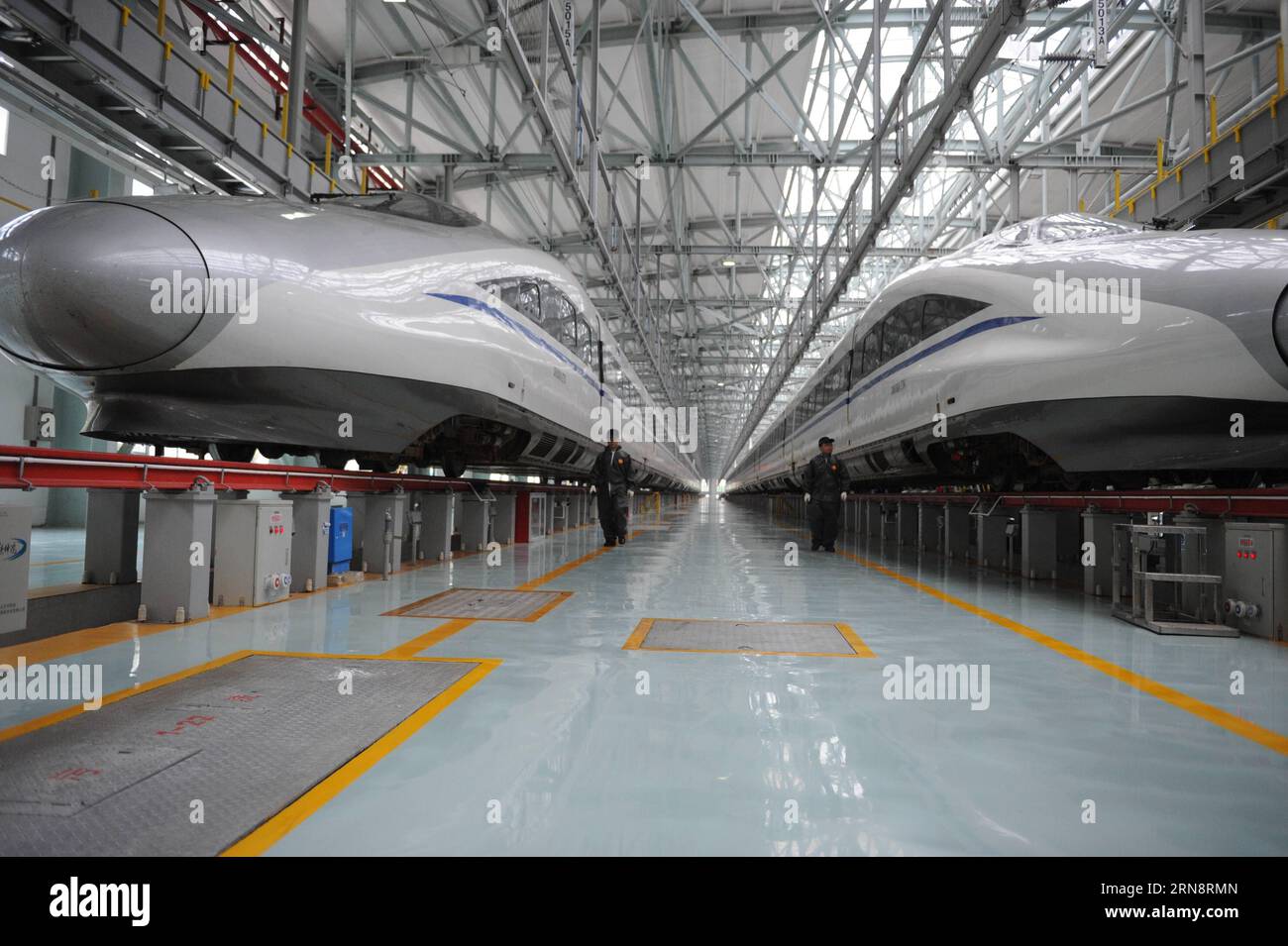 (151104) -- GUIYANG, 2015 -- Techniker gehen an zwei CRH380A-Zügen in einem Wartungszentrum des Eisenbahnabschnitts Guiyang, Provinz Guizhou im Südwesten Chinas, 12. Juni 2015 vorbei. Der Eisenbahnbau in Guizhou erlebte eine rasche Entwicklung während der zwölften Fünfjahresplanperiode Chinas. Die Eisenbahnmeilen der Provinz haben sich bis 2015 auf über 3.000 Kilometer erweitert, darunter 700 Kilometer Hochgeschwindigkeitsbahn. )(mcg) CHINA-GUIZHOU-RAILWAY-DEVELOPMENT (CN) OuxDongqu PUBLICATIONxNOTxINxCHN Guiyang 2015 Techniker laufen an zwei CRH380A Zügen IN einem Wartungszentrum des Guiyang Railway Section Southw vorbei Stockfoto