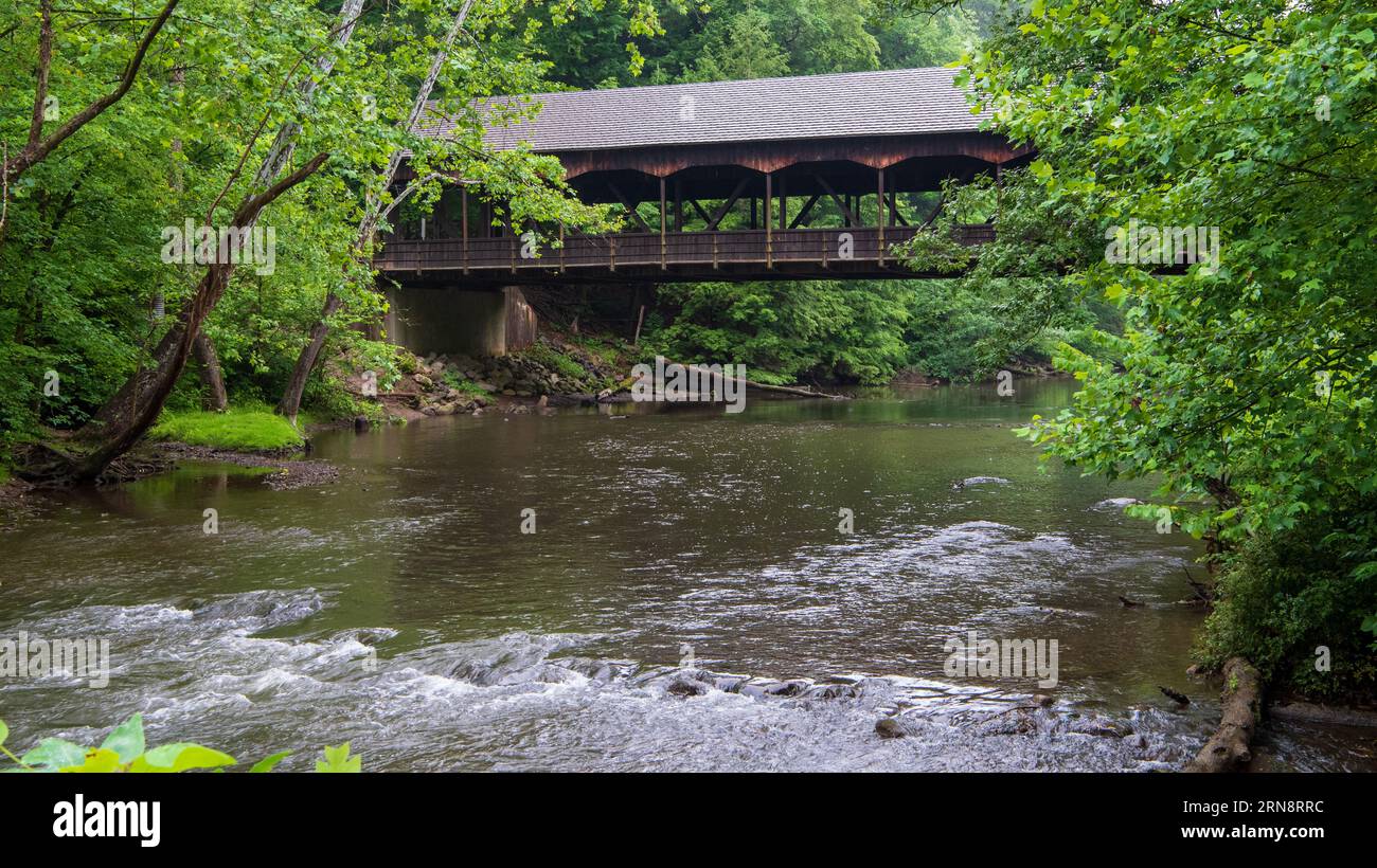 Brücke Nr. 35-03-A Mohican Covered Bridge über den Clear Fork Mohican River im Mohican State Park in der Nähe von Perrysville, Ohio Stockfoto