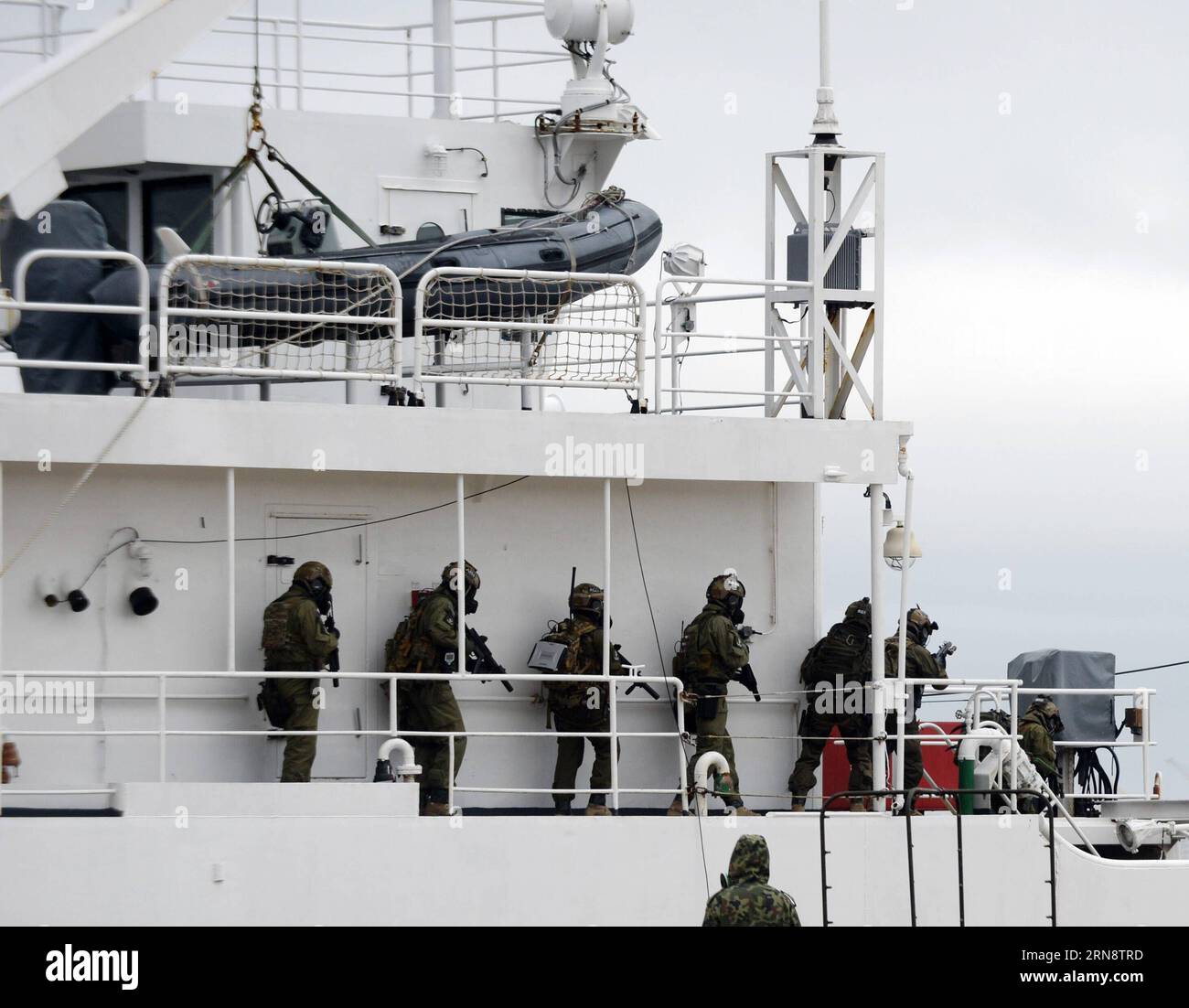 (151106) -- LISSABON, 5. November 2015 -- Eine Spezialeinheit steht während der militärischen Übung der NATO-Trident Junction in Troia, etwa 130 Kilometer südlich von Lissabon, Portugal, am 5. November 2015 auf einem Schiff. Die alliierten Truppen übten am Donnerstag Hafenschutzeinsätze, einen amphibischen Strandangriff und eine Schiffseinschiffung aus, um eine Sicherheitskontrolle auf Schmuggelwaffen zu simulieren. PORTUGAL-NATO-MILITÄRÜBUNG ZhangxLiyun PUBLICATIONxNOTxINxCHN NATO-GROSSÜBUNG Trident Junction Lissabon 5. November 2015 eine Sondereinsatzeinheit steht AUF einem Schiff während der NATO-Trident Junction Military EXE Stockfoto