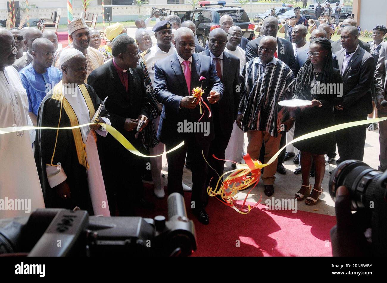 (151107) -- ACCRA, 6. November 2015 -- Ghanas Präsident John Dramani Mahama schneidet das Band während der Eröffnungszeremonie des renovierten parlamentarischen Büros in Accra, der Hauptstadt Ghanas, am 6. November 2015. China's State Hualong Construction Ghana Limited übergab hier am Freitag die fertig sanierte Bürostruktur an das ghanaische parlament. ) GHANA-ACCRA-PARLAMENTARISCHE BÜRORENOVIERUNG LinxXiaowei PUBLICATIONxNOTxINxCHN Accra 6. November 2015 ghanaischer Präsident John Dramani Mahama schneidet das Band während der Eröffnungszeremonie des renovierten Parlamentarischen Büros in Accra, Hauptstadt Ghanas, AUF Nein Stockfoto
