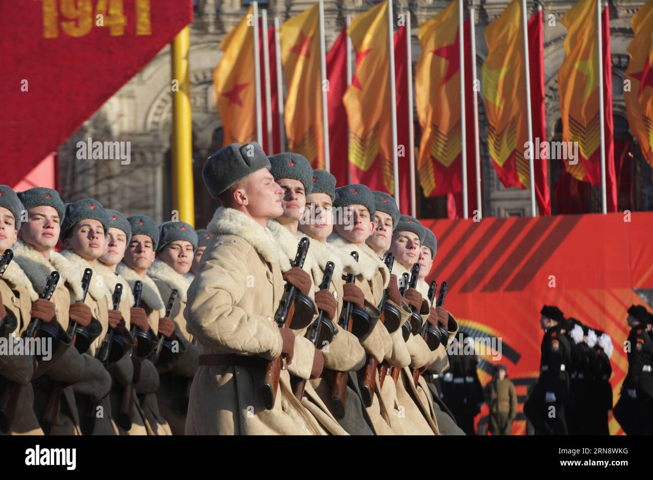 (151107) -- Moskau, 7. November 2015 () -- Militärtruppe in sowjetischer Uniform marschiert am 7. November 2015 auf dem Roten Platz in Moskau, Russland. Die Parade markiert den 74. Jahrestag der historischen Parade im Jahr 1941, als sowjetische Soldaten während des Zweiten Weltkriegs durch den Roten Platz in Richtung der Front marschierten. () RUSSLAND-MOSKAU-HISTORISCHE PARADE Xinhua PUBLICATIONxNOTxINxCHN Moskau 7. November 2015 Militärtruppe in sowjetischer Uniform Märsche AUF dem Roten Platz in Moskau Russland AM 7. November 2015 feiert die Parade den 74. Jahrestag der historischen Parade im Jahr 1941, als sowjetische Soldaten durch den Roten Platz T marschierten Stockfoto