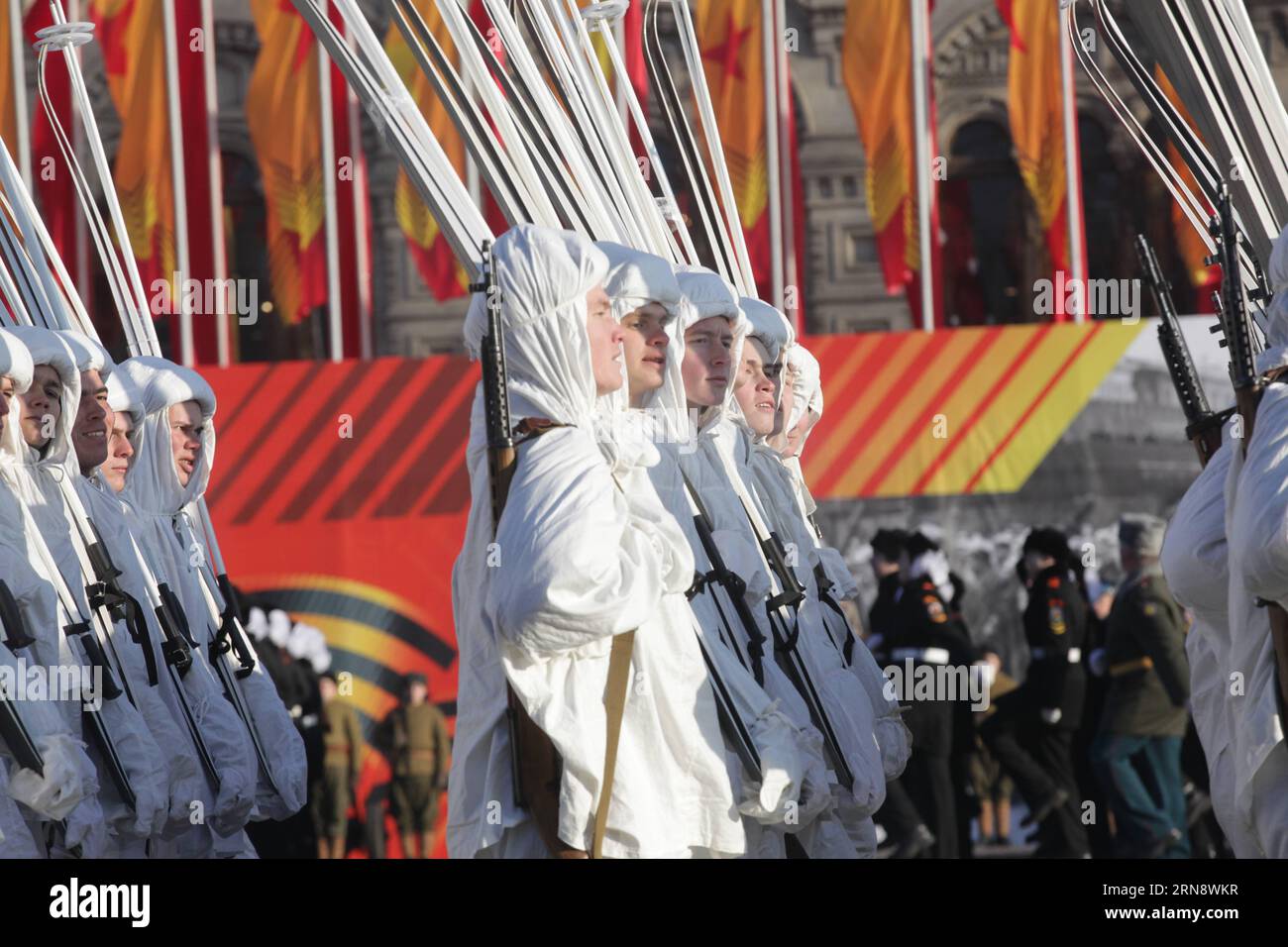 (151107) -- Moskau, 7. November 2015 () -- Militärtruppe in sowjetischer Winteruniform marschiert am 7. November 2015 auf dem Roten Platz in Moskau, Russland. Die Parade markiert den 74. Jahrestag der historischen Parade im Jahr 1941, als sowjetische Soldaten während des Zweiten Weltkriegs durch den Roten Platz in Richtung der Front marschierten. () RUSSLAND-MOSKAU-HISTORISCHE PARADE Xinhua PUBLICATIONxNOTxINxCHN Moskau 7. November 2015 Militärtruppe in sowjetischer Winteruniform Märsche AUF dem Roten Platz in Moskau Russland AM 7. November 2015 feiert die Parade den 74. Jahrestag der historischen Parade im Jahr 1941, als sowjetische Soldaten durchmarschierten Stockfoto