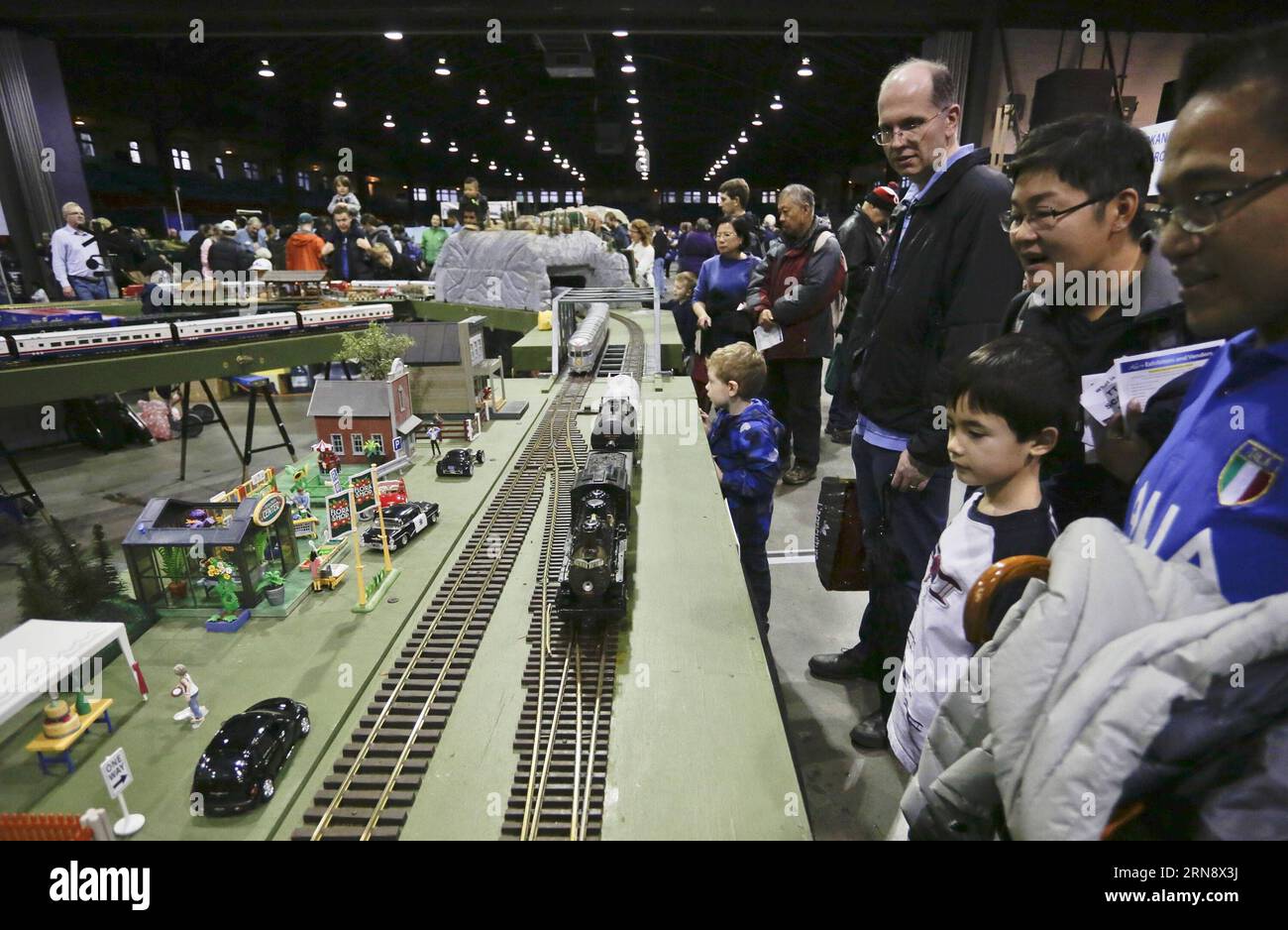 Besucher sehen sich Miniaturzüge während der 33. Vancouver Train Expo in Vancouver, Kanada, am 7. November 2015 an. Die 33. Vancouver Train Expo ist die größte Modelleisenbahnmesse in British Columbia, auf der 300 Miniaturzüge und Eisenbahnbegeisterte ihre Kreationen präsentieren und mehr als 5.000 Zuschauer an der Veranstaltung teilnehmen. ) KANADA-VANCOUVER-MODELL-ZUG-SHOW LiangxSen PUBLICATIONxNOTxINxCHN Besucher Schauen Sie SICH Miniatur-Züge während der 33. Vancouver Train EXPO in Vancouver Kanada AM 7. November 2015 die 33. Vancouver Train EXPO IST British Columbia S größte Model Train Show mit 300 Miniatu Stockfoto