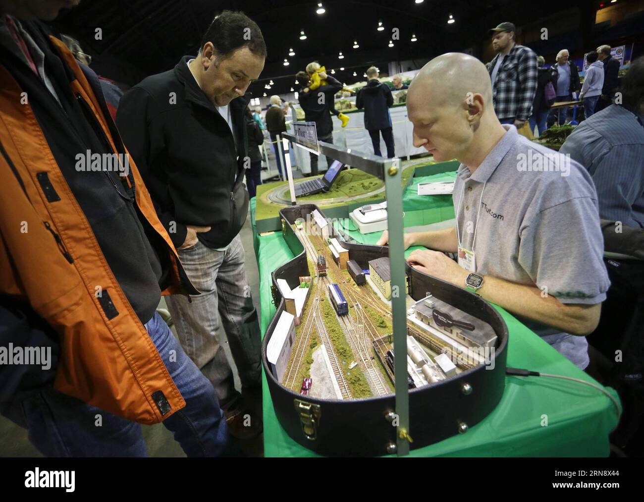 Ein Miniaturzug-Enthusiast zeigt seine Miniaturbahn in einem Gitarrengehäuse während der 33. Vancouver Train Expo in Vancouver, Kanada, am 7. November 2015. Die 33. Vancouver Train Expo ist die größte Modelleisenbahnmesse in British Columbia, auf der 300 Miniaturzüge und Eisenbahnbegeisterte ihre Kreationen präsentieren und mehr als 5.000 Zuschauer an der Veranstaltung teilnehmen. ) KANADA-VANCOUVER-MODELLEISENBAHNSHOW LiangxSen PUBLICATIONxNOTxINxCHN ein Miniatureisenbahnenthusiast stellt seine Miniatureisenbahn in einem Gitarrengehäuse während der 33. Vancouver Train EXPO in Vancouver Kanada AM 7. November 2015 vor Stockfoto