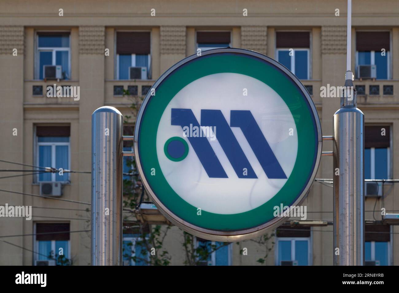 Athen, Griechenland - April 29 2019: Zeichen der Athener U-Bahn (griechisch Μετρό Αθήνας, Metró Athínas), ein Nahverkehrssystem, das den Athener Konurbat bedient Stockfoto
