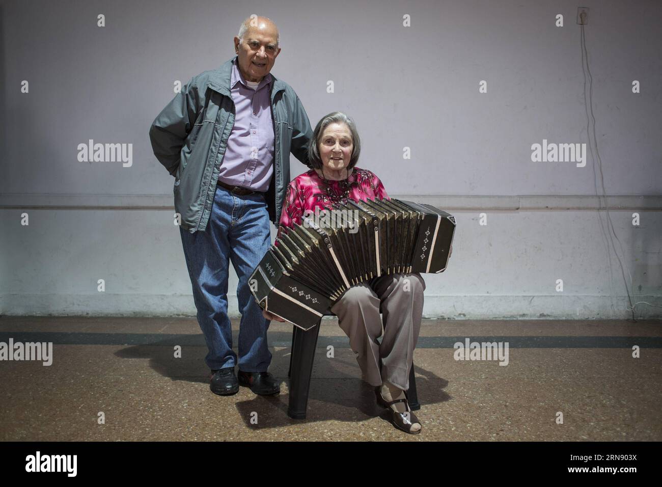 (151112) -- BUENOS AIRES, 12. November 2015 -- das Bild, das am 4. November 2015 aufgenommen wurde, zeigt Jose Oscar Nunez (L), 80, und Ofelia Fernandez (R), 84, die sich während einer Probe der Papelnonos-Programmaufführung in Buenos Aires, der Hauptstadt Argentiniens, mit einem Bandoneon aus Papier posiert. Papelnonos ist ein Programm zur Förderung und Schaffung von Möglichkeiten zur Teilnahme älterer Menschen, um sie in der Gesellschaft aktiv zu halten. Martin Zabala) (jp) (Ah) ARGENTINA-BUENOS AIRES-SOCIETY-ALTE-FEATURE e MARTINxZABALA PUBLICATIONxNOTxINxCHN Buenos Aires Nov 12 2015 Bild aufgenommen AM 4. November 2015 zeigt Jose Oscar Nunez l 80 und Ofelia Ferna Stockfoto