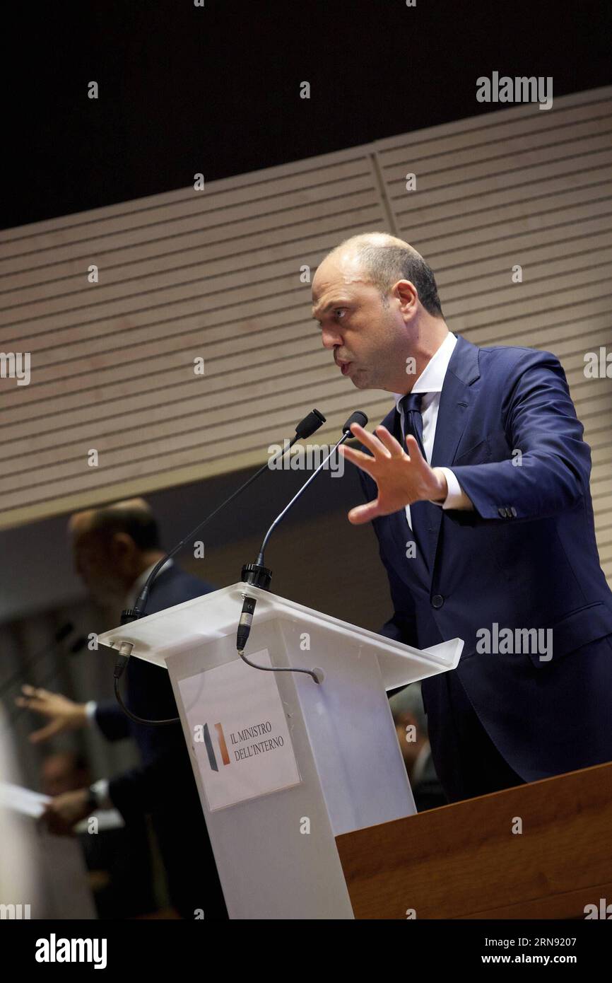 (151114) -- ROM, 14. November 2015 -- der italienische Innenminister Angelino Alfano spricht während einer Pressekonferenz nach einem Sondertreffen in Rom, Italien, 14. November 2015. Nach den tödlichen Terroranschlägen in Paris hat die italienische Regierung die Alarmstufe auf zwei erhöht, was bedeutet, dass spezielle Streitkräfte bereit sind, bei Bedarf sofort einzugreifen, so Alfano. ) (Zjy) ITALIEN-ROM-ALARMSTUFE ERHÖHEN JinxYu PUBLICATIONxNOTxINxCHN 151114 Rom 14. November 2015 italienische Innenminister Angelino Alfano spricht auf einer Pressekonferenz nach einer Sondertagung in Rom Italien 14. November 2015 im Anschluss an die Stockfoto