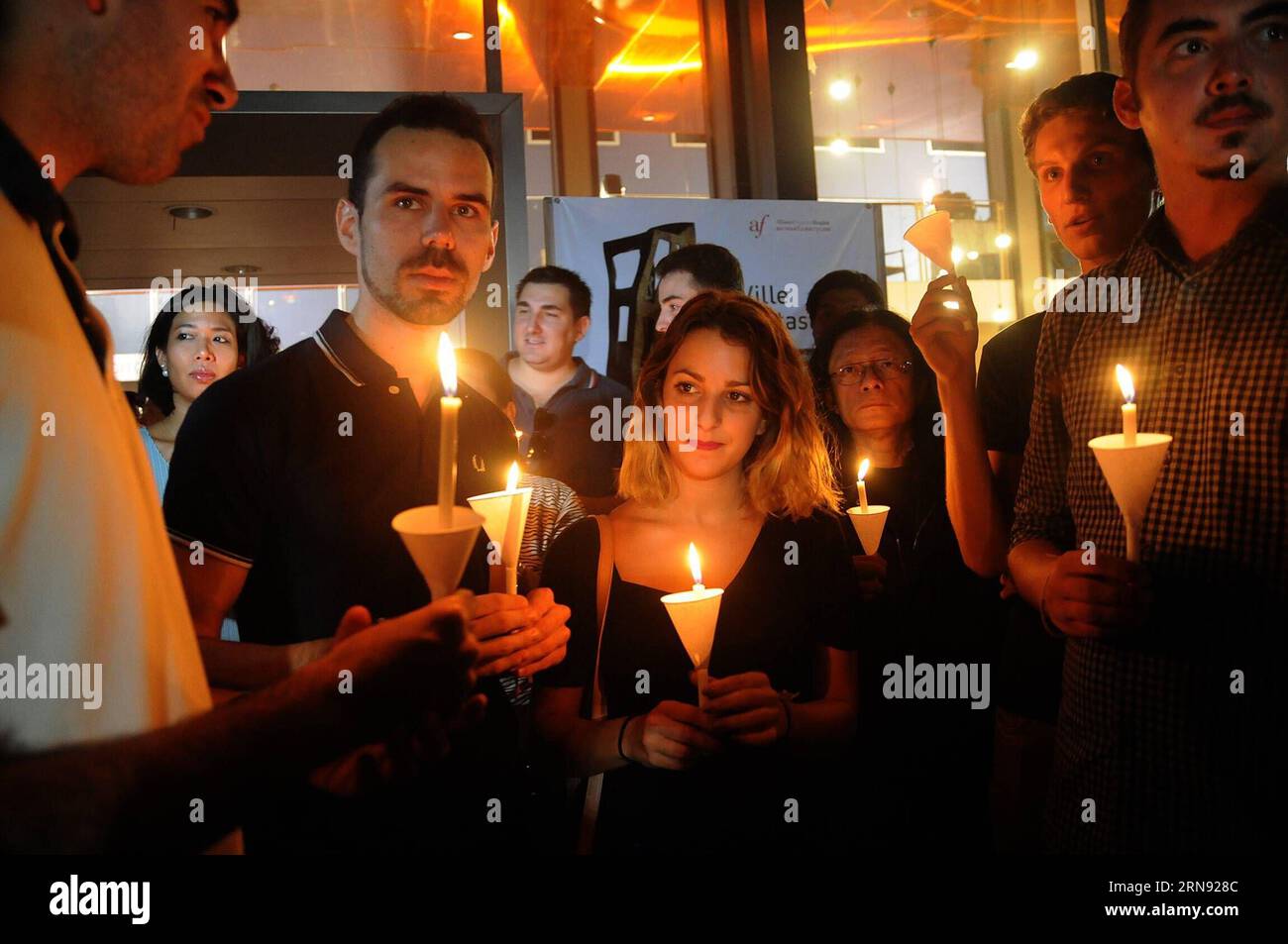 (151115) -- BANGKOK, 14. November 2015 () -- französische Menschen, die in Thailand leben, halten Kerzen für die Opfer der Freitagsanschläge, in Bangkok, Thailand, 14. November 2015. Die vorläufige Zahl der Todesopfer bei den Anschlägen in Paris beträgt 129 und 352 Verletzte, darunter mindestens 99 in sehr kritischen Situationen, teilte der Pariser Staatsanwalt Francois Molins am Samstagabend mit. () THAILAND-BANGKOK-FRENCH PEOPLE-PARIS ATTACKS-TRAUER Xinhua PUBLICATIONxNOTxINxCHN Bangkok Nov 14 2015 französische Prominente, die im thailändischen Land leben, halten Kerzen für die Opfer von Freitag S Attentaten in Bangkok Thai Country 14 Nov 2015 den vorläufigen Tod Stockfoto