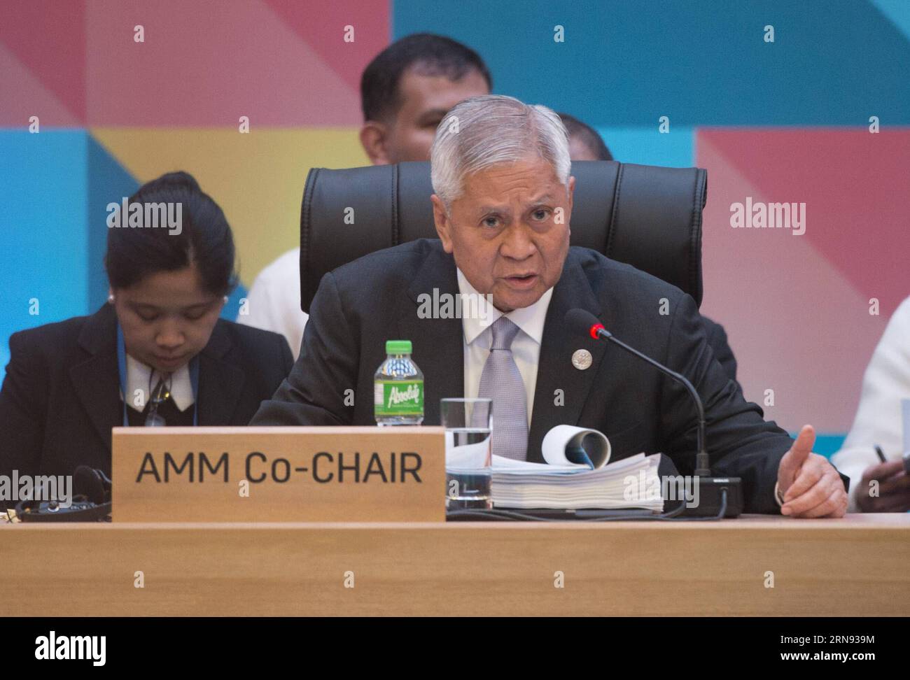 (151116) -- MANILA, 16. November 2015 -- der philippinische Außenminister Albert Ferreros del Rosario nimmt am 16. November 2015 an der Ministertagung für asiatisch-pazifische wirtschaftliche Zusammenarbeit (APEC) in Manila (Philippinen) Teil. Die Minister der APEC legten Wert auf integratives Wachstum und betonten die Rolle des Dienstleistungssektors bei der Förderung des Wirtschaftswachstums in der Region. ) DIE PHILIPPINEN-MANILA-APEC-MINISTERTAGUNG LuixSiuxWai PUBLICATIONxNOTxINxCHN Manila 16. November 2015 die philippinischen Außenminister Albert Del Rosario nehmen an der APEC-Ministertagung für asiatisch-pazifische wirtschaftliche Zusammenarbeit in MANILA-Phili Teil Stockfoto