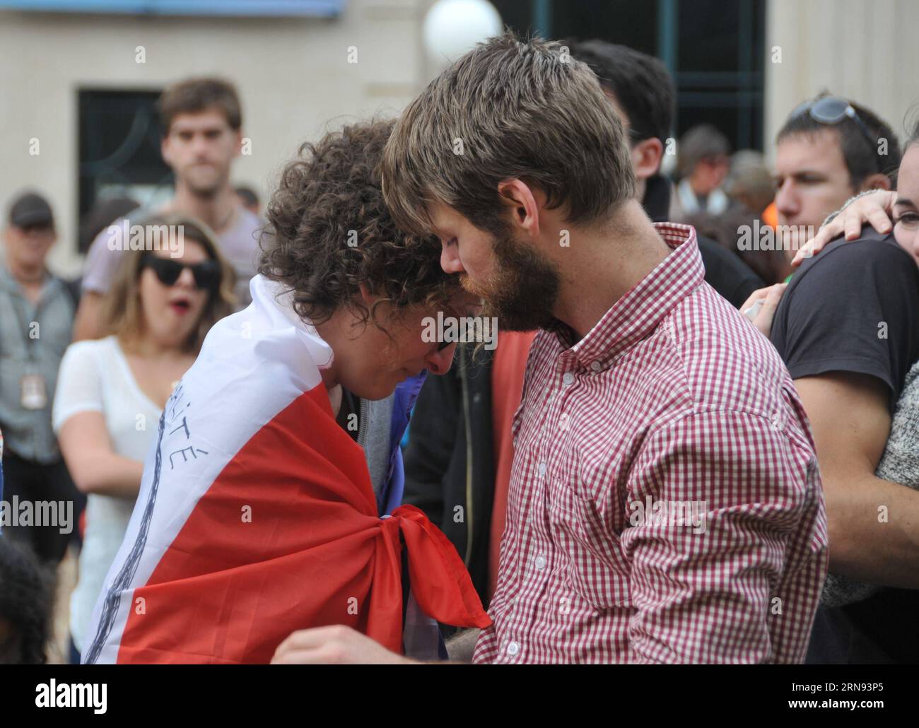 (151117) -- WELLINGTON, 17. November 2015 -- die in Wellington lebenden Franzosen weinen für die Opfer der Pariser Angriffe in Wellington, Neuseeland, 17. November 2015. Hunderte von Menschen versammelten sich am Dienstag im Stadtzentrum von Neuseelands Hauptstadt, um der Opfer der tödlichen Pariser Attentate vom vergangenen Freitag zu gedenken. NEW ZEALAND-WELLINGTON-PARIS ATTACKS-TRAUERZEREMONIE SuxLiang PUBLICATIONxNOTxINxCHN Wellington 17. November 2015 in Wellington lebende französische Prominente weinen für die Opfer der Pariser Attentate in Wellington Neuseeland 17. November 2015 Hunderte von Prominenten versammelten sich IM Stadtzentrum von Neuseeland Stockfoto