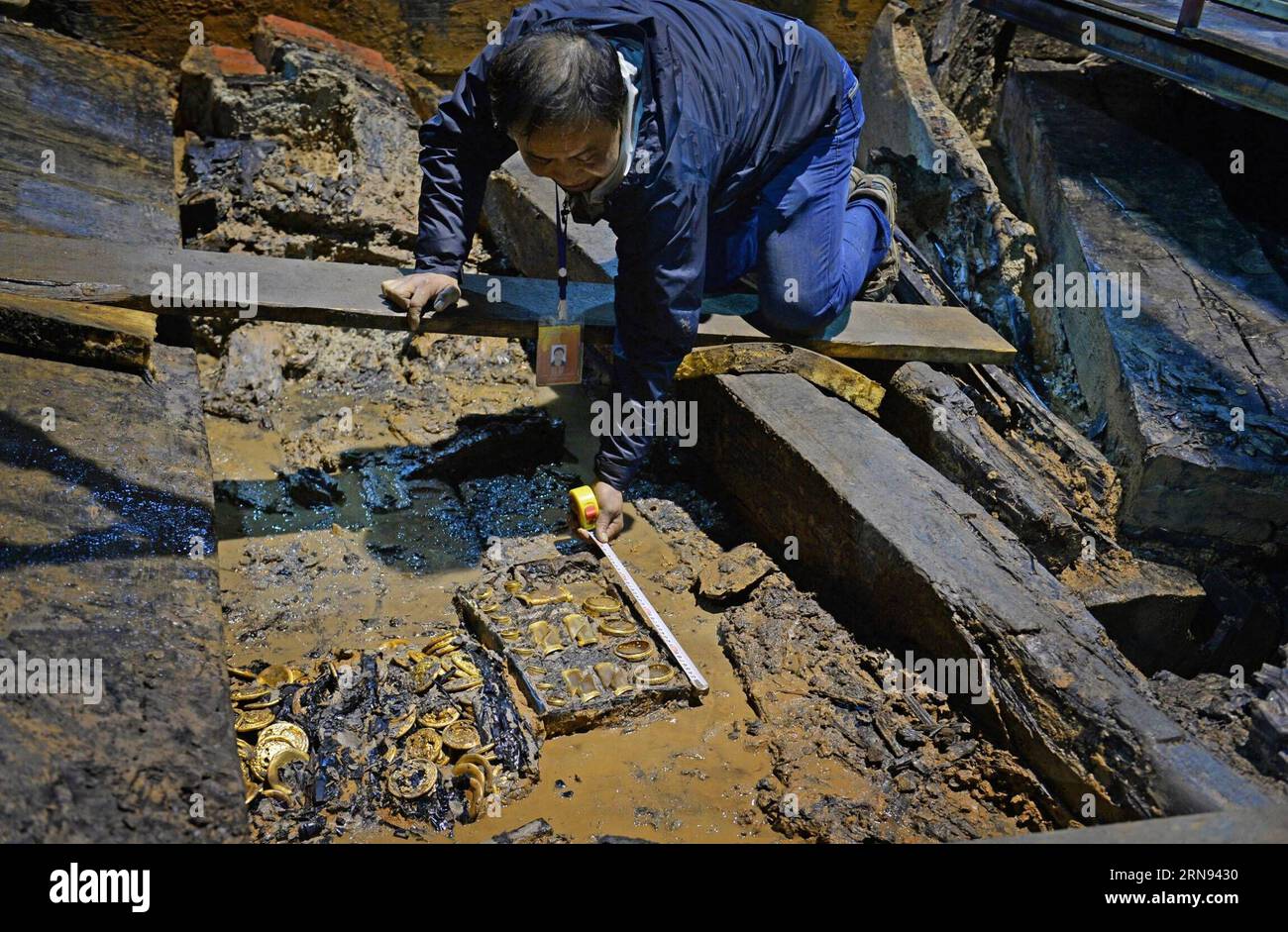 (151117) -- NANCHANG, 17. November 2015 -- ein Archäologe misst die Goldgegenstände in einem aristokratischen Grab, das aus der westlichen Han-Dynastie (206 v. Chr. - 24 n. Chr.) stammt, in Nanchang, der Hauptstadt der ostchinesischen Provinz Jiangxi, 17. November 2015. Chinesische Archäologen entdeckten am Dienstag 75 Goldmünzen und hufförmige Ingots im Grab. Die Goldobjekte -- 25 Goldhufe und 50 sehr große Goldmünzen -- sind die größte Einzelmenge von Goldgegenständen, die jemals in einem Grab der Han-Dynastie gefunden wurden. ) (zhs) CHINA-NANCHANG-ARCHAEOLOGY (CN) WanxXiang PUBLICATIONxNOTxINxCHN Nanchang Nov 17 2015 to ARCHAEOLOGIST Measures the G Stockfoto