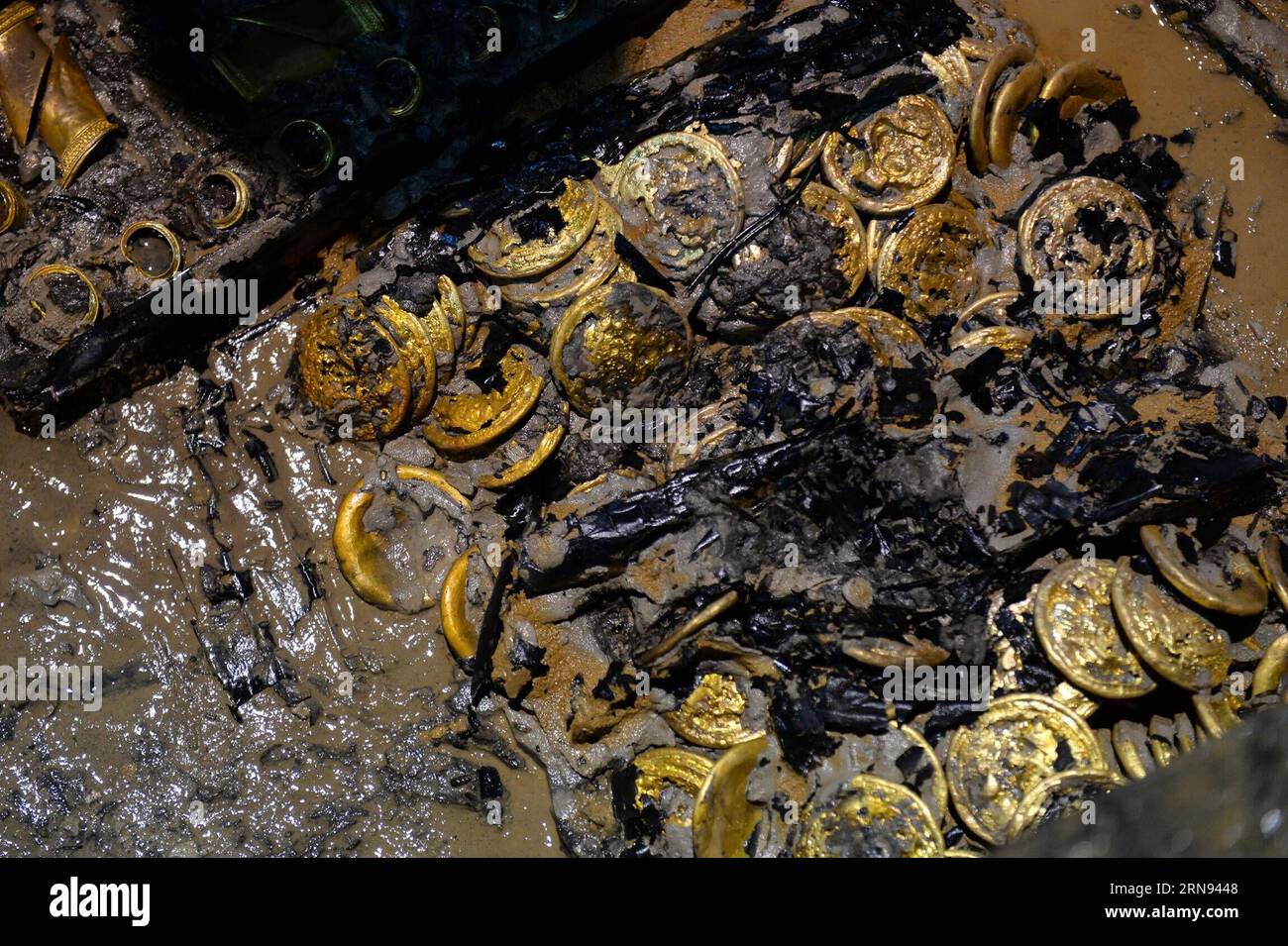 (151117) -- NANCHANG, 17. November 2015 -- Goldmünzen, die in einem aristokratischen Grab aus der westlichen Han-Dynastie (206 v. Chr. - 24 n. Chr.) entdeckt wurden, sind in Nanchang, der Hauptstadt der ostchinesischen Provinz Jiangxi, am 17. November 2015 zu sehen. Chinesische Archäologen entdeckten am Dienstag 75 Goldmünzen und hufförmige Ingots im Grab. Die Goldobjekte -- 25 Goldhufe und 50 sehr große Goldmünzen -- sind die größte Einzelmenge von Goldgegenständen, die jemals in einem Grab der Han-Dynastie gefunden wurden. ) (zhs) CHINA-NANCHANG-ARCHAEOLOGY (CN) WanxXiang PUBLICATIONxNOTxINxCHN Nanchang Nov 17 2015 Goldmünzen, die in Aristocrat S T entdeckt wurden Stockfoto