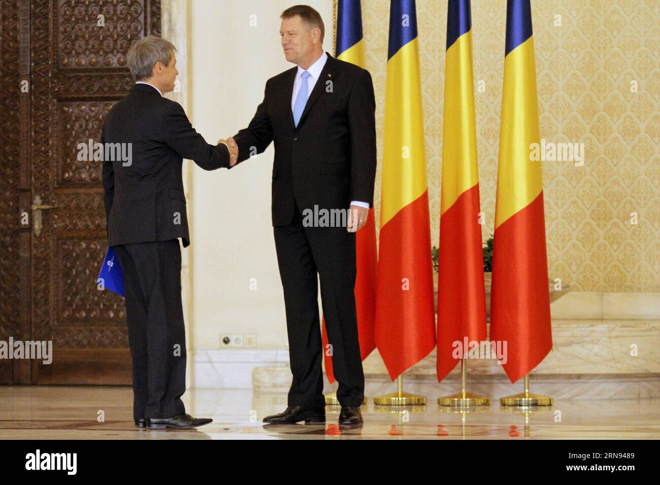 Der neue rumänische Premierminister Dacian Ciolos (L) gibt dem rumänischen Präsidenten Klaus Iohannis nach der Vereidigung der neuen Regierung in Bukarest (Rumänien) am 17. November 2015 die Hand. Ciolos und die Minister seines Kabinetts leisteten am späten Dienstag vor Präsident Klaus Iohannis im Präsidentenpalast von Cotroceni den Amtseid. RUMÄNIEN-BUKAREST-NEUES KABINETT GabrielxPetrescu PUBLICATIONxNOTxINxCHN der neue Ministerpräsident Rumäniens Dacian Ciolos l gibt nach der feierlichen Zeremonie der Neuen Regierung in Schweden am 17. November in Bukarest, Rumänien, mit dem rumänischen Präsidenten Klaus Iohannis die Hand Stockfoto