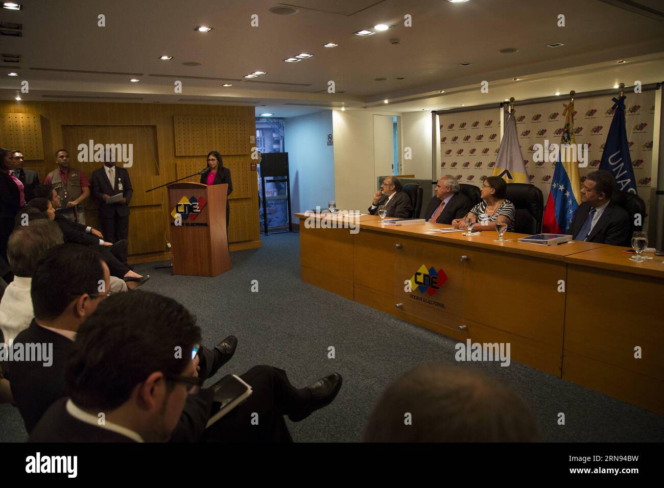 Die venezolanische Außenministerin Delcy Rodriguez (C Back) spricht auf einer Pressekonferenz am 17. November 2015 im Hauptquartier des venezolanischen Nationalen Wahlrats in Caracas, Venezuela. Eine Delegation der Union südamerikanischer Nationen (UNASUR) wird die für den 6. Dezember anstehenden Parlamentswahlen in Venezuela überwachen, um faire Ergebnisse zu gewährleisten. ) VENEZUELA-CARACAS-UNASUR-POLITICS-ELECTIONS STR PUBLICATIONxNOTxINxCHN die Außenminister Venezuelas Delcy Rodriguez C Back sprechen AUF einer Pressekonferenz AM Sitz des Nationalen Wahlrates Venezuelas in Caracas Venezuela AM November Stockfoto