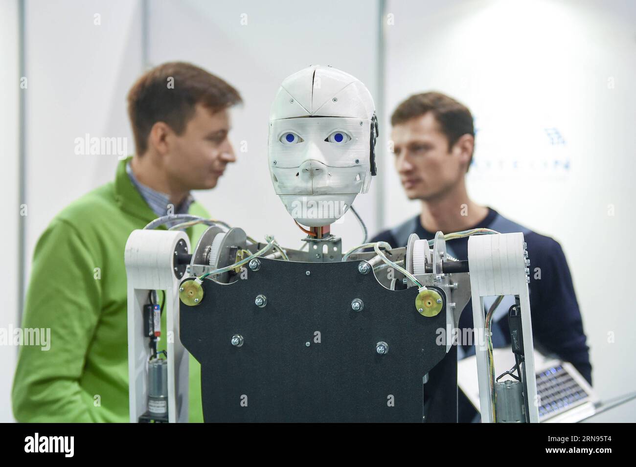 (151120)-- MOSKAU, 20. November 2015--- Ein menschenähnlicher android wird auf der Robotics Expo 2015 in Moskau, Russland, am 20. November 2015 gezeigt. Die 3. Internationale Robotik Expo startete hier am Freitag, in der neue Technologien wie 3D-Druck, virtuelle Realität, Drohne usw. gezeigt wurden. )(azp) RUSSLAND-MOSKAU-TECHNOLOGIE-ROBOTER Daixtianfang PUBLICATIONxNOTxINxCHN 151120 Moskau 20. November 2015 ein Mensch-wie-Android WIRD AUF der Robotics EXPO 2015 in Moskau gezeigt Russland AM 20. November 2015 startete hier AM Freitag die 3. Internationale Robotics EXPO, in der Emerging Technologies Search als 3D Printing Virt Stockfoto